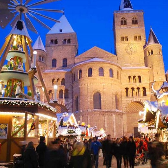 Weihnachtsmarkt vor dem Trierer Dom