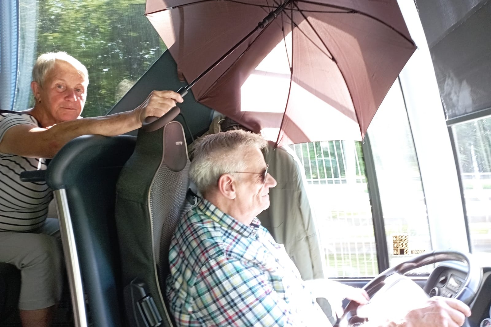 Schirmherrin Hermine Schirmschutz für Busfahrer