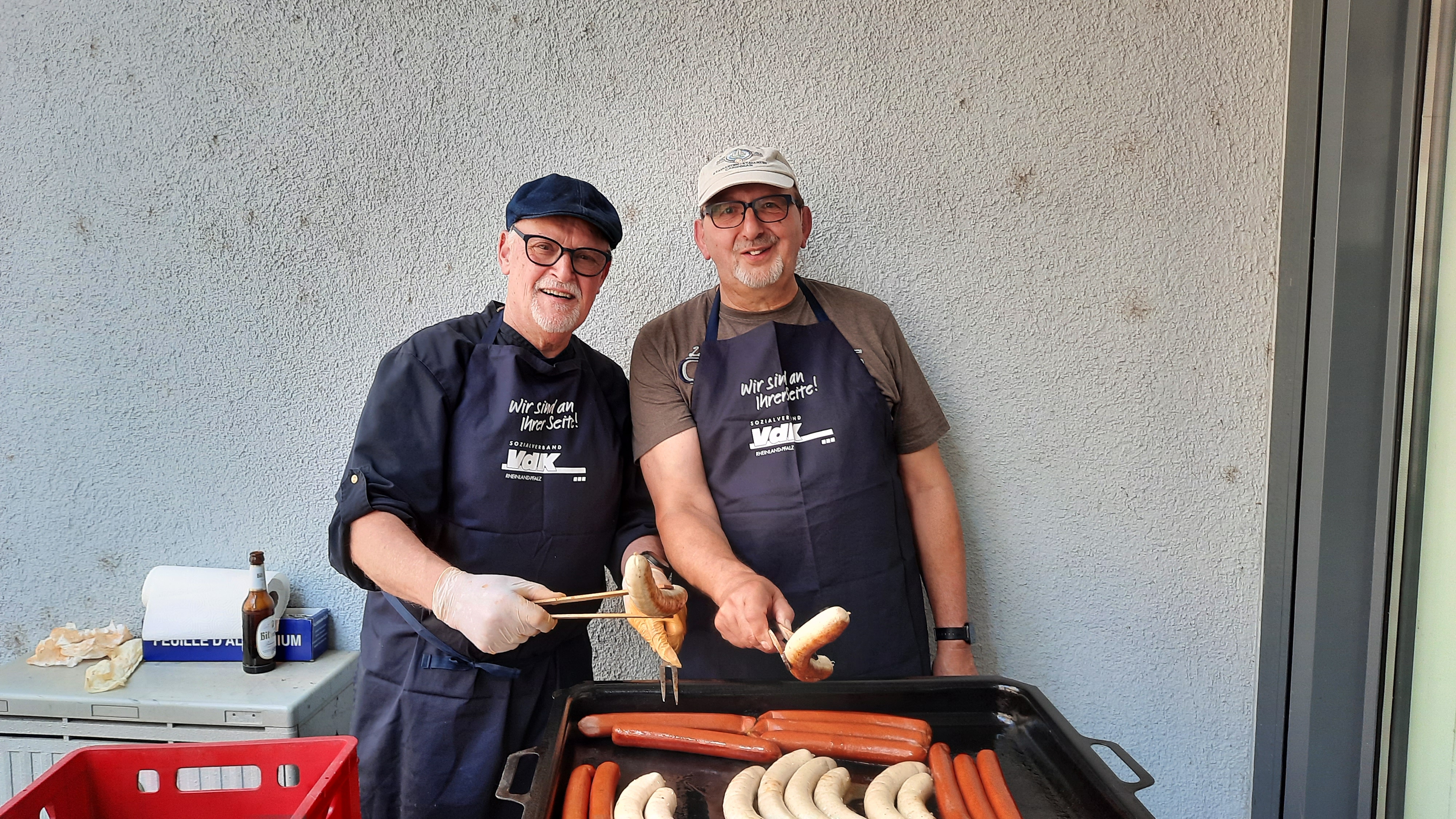 Zwei Herren am Grill