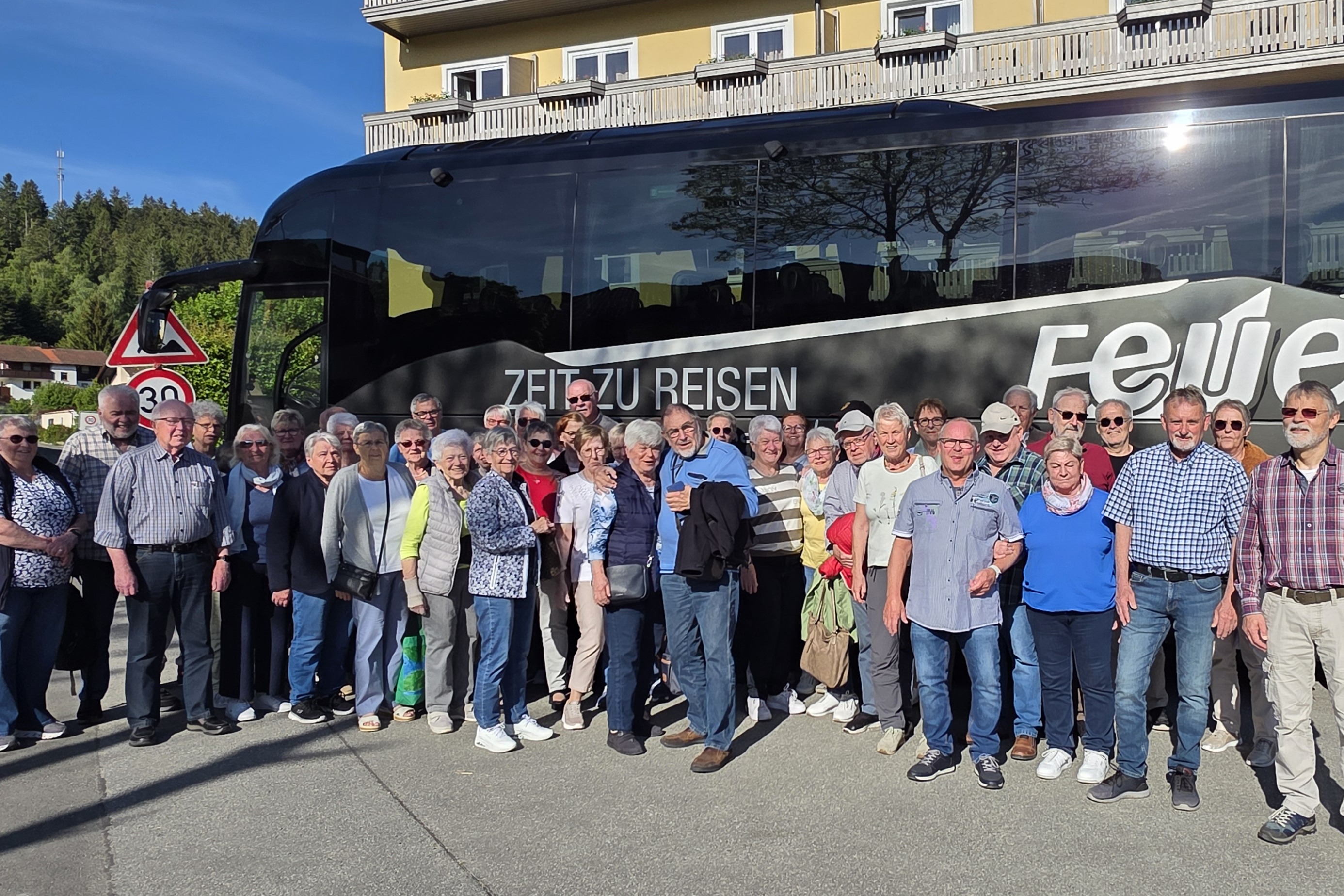 Teilnehmer vor Bus