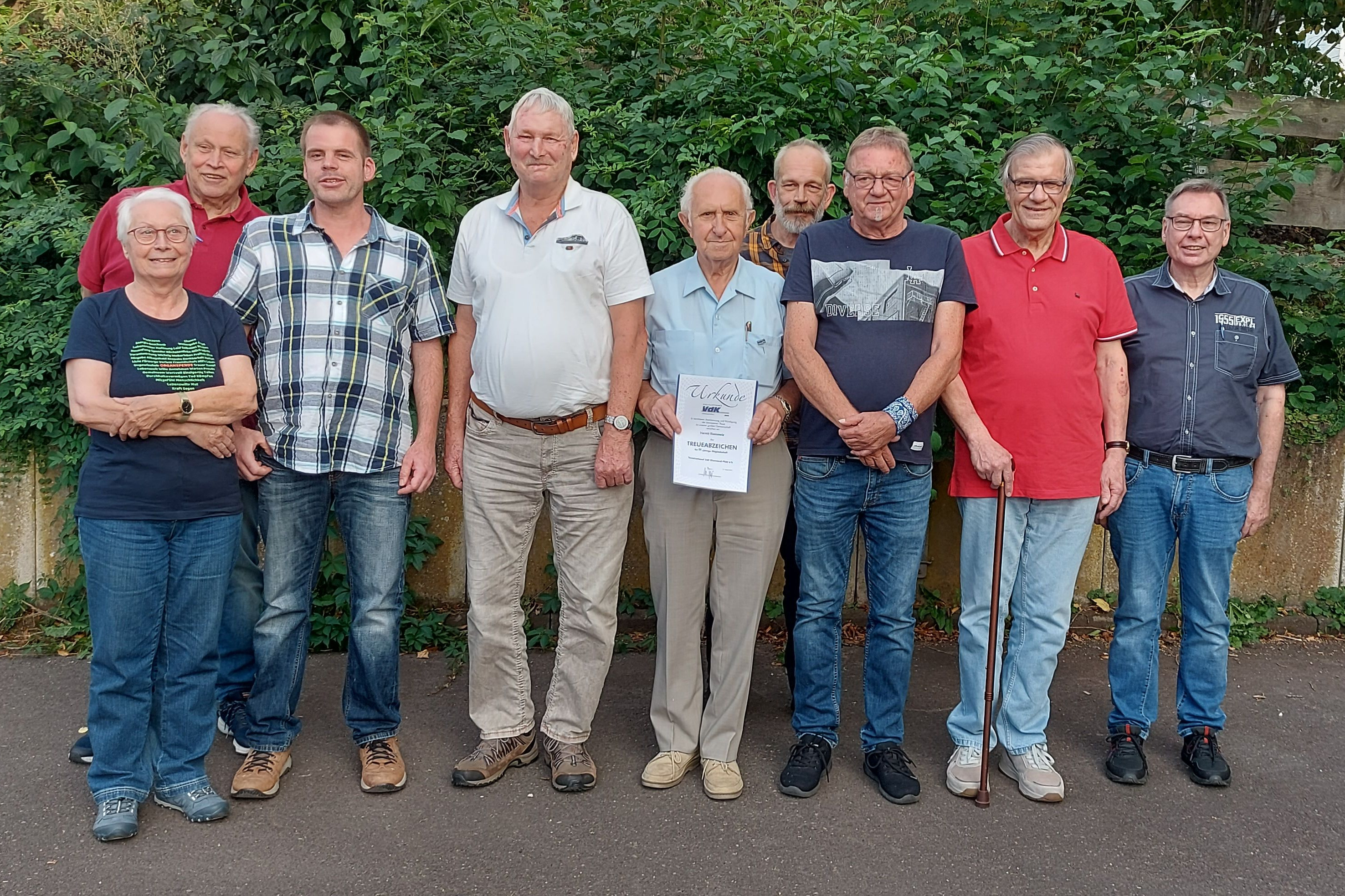 Das Foto zeigt die für langjährige Treue geehrten Mitglieder