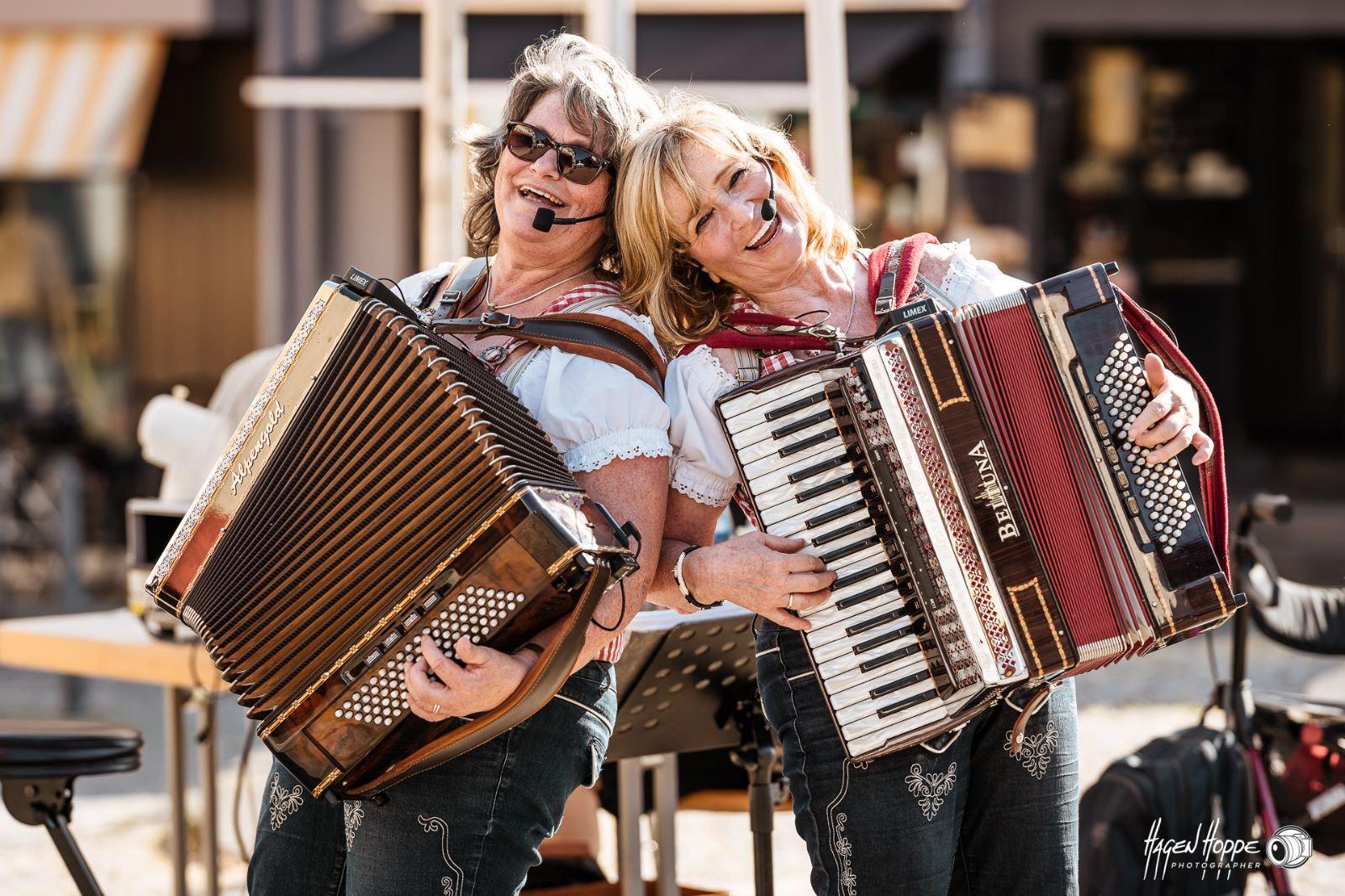 Musikduo "Schneeweißchen und Rosenrot" zwei hübsche Frauen