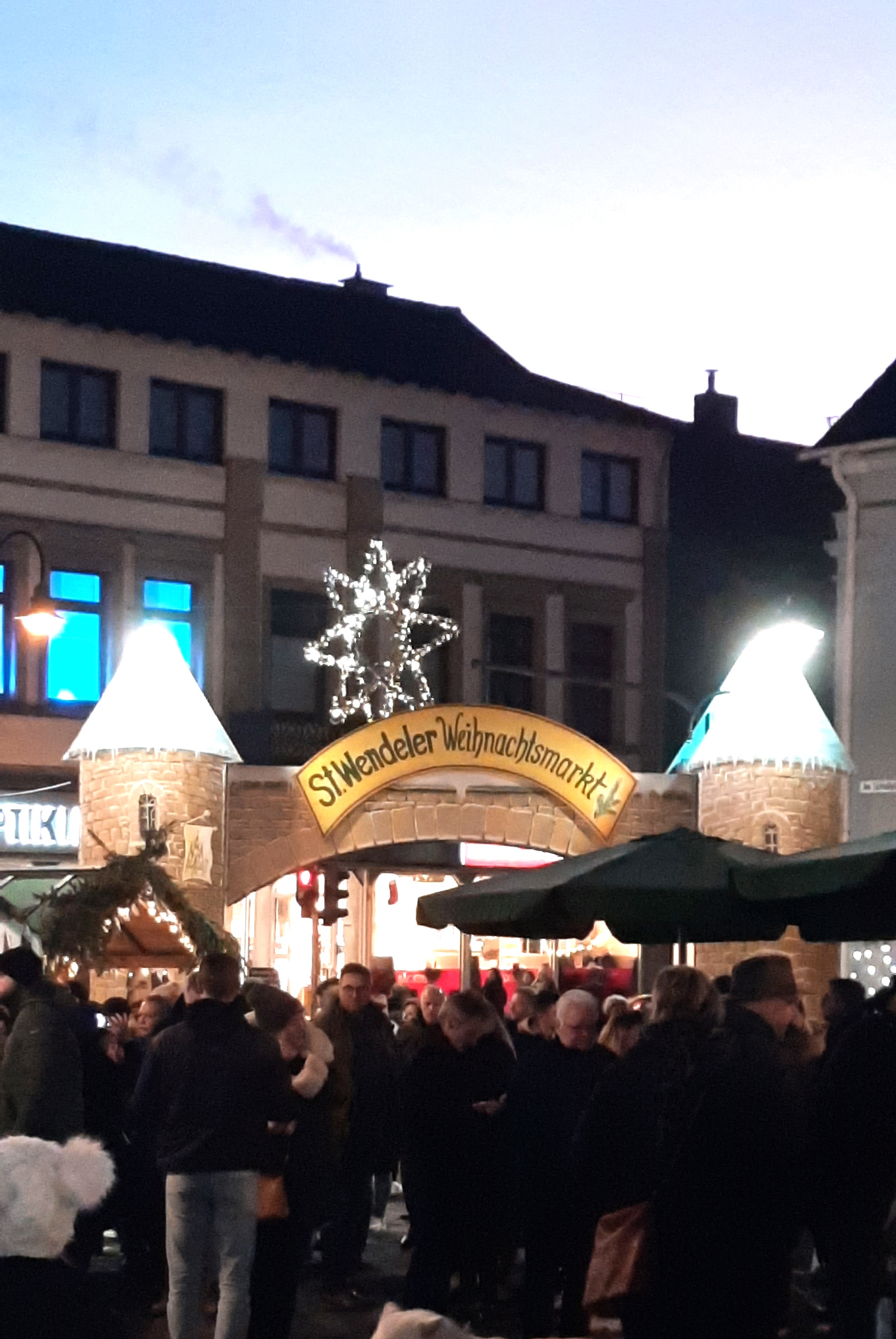 Weihnachtsmarkt St. Wendel 2023 bei Nacht