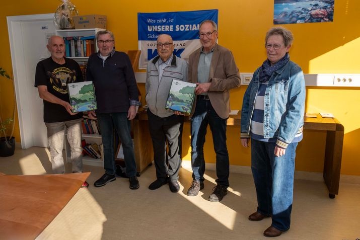 Ehrung durch den 1. Vorsitzenden Klaus Zimmermann, 2. Vorsitzende Monika Moosmann und Kassierer ausgeschiedene Vorstandsmitglieder