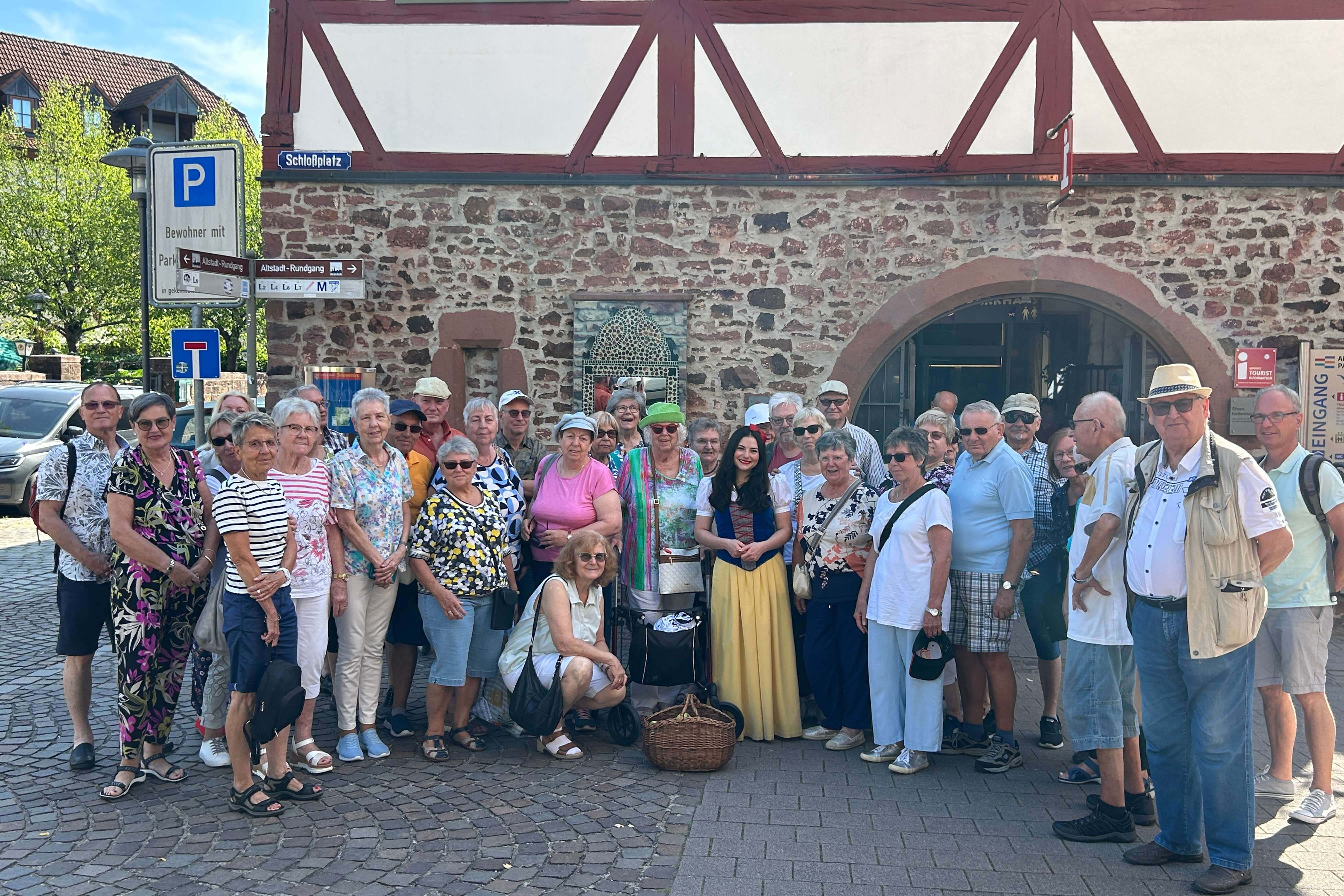 Gruppenbild vor der Touristinformation