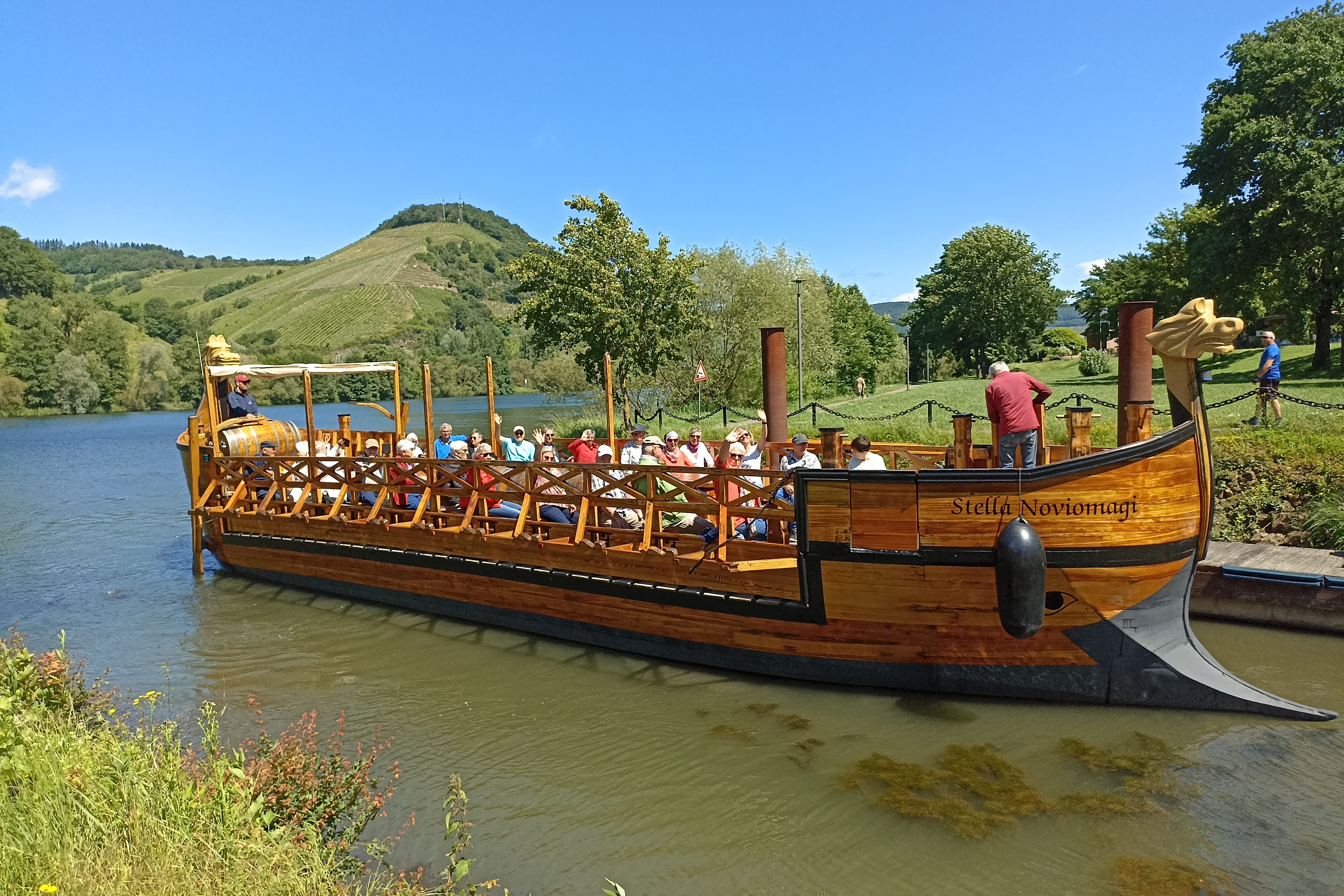 Römisches Weinschiff "Stella Noviomagi" Schiff mit Personen an Bord
