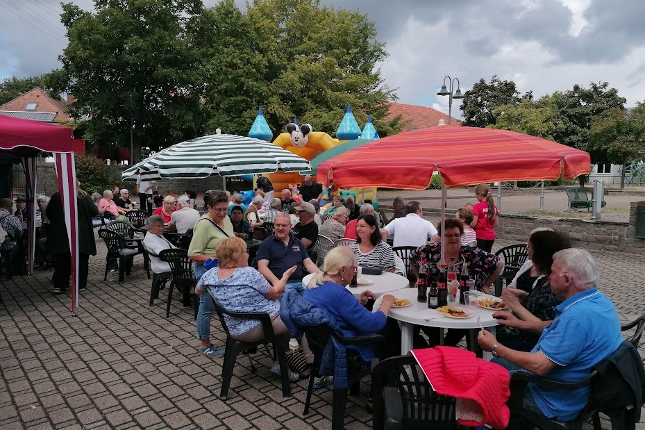 Grill und Sommerfest Tische vollbesetzt mit Gästen