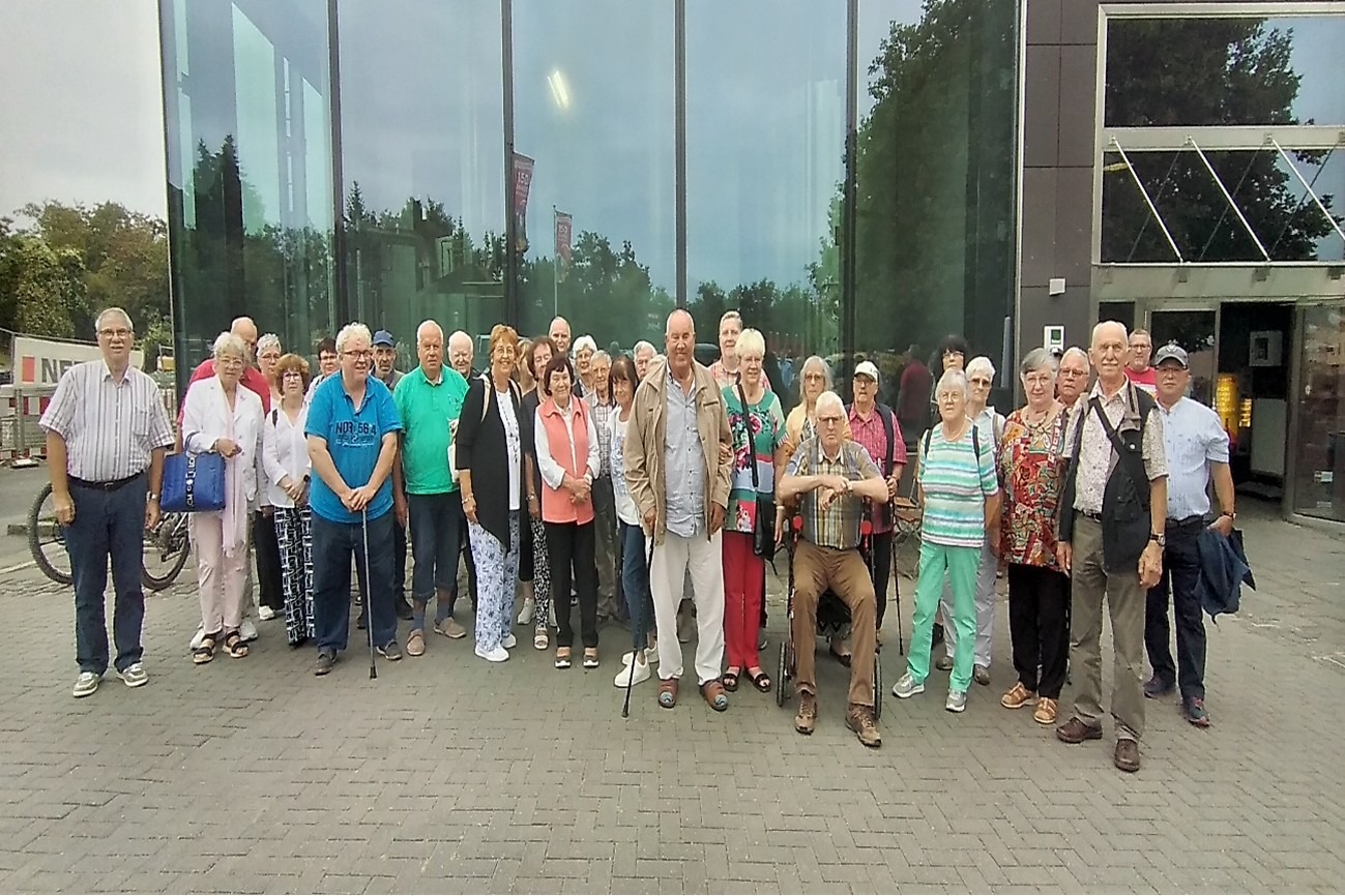 eine Gruppe von Menschen vor einem Gebäude