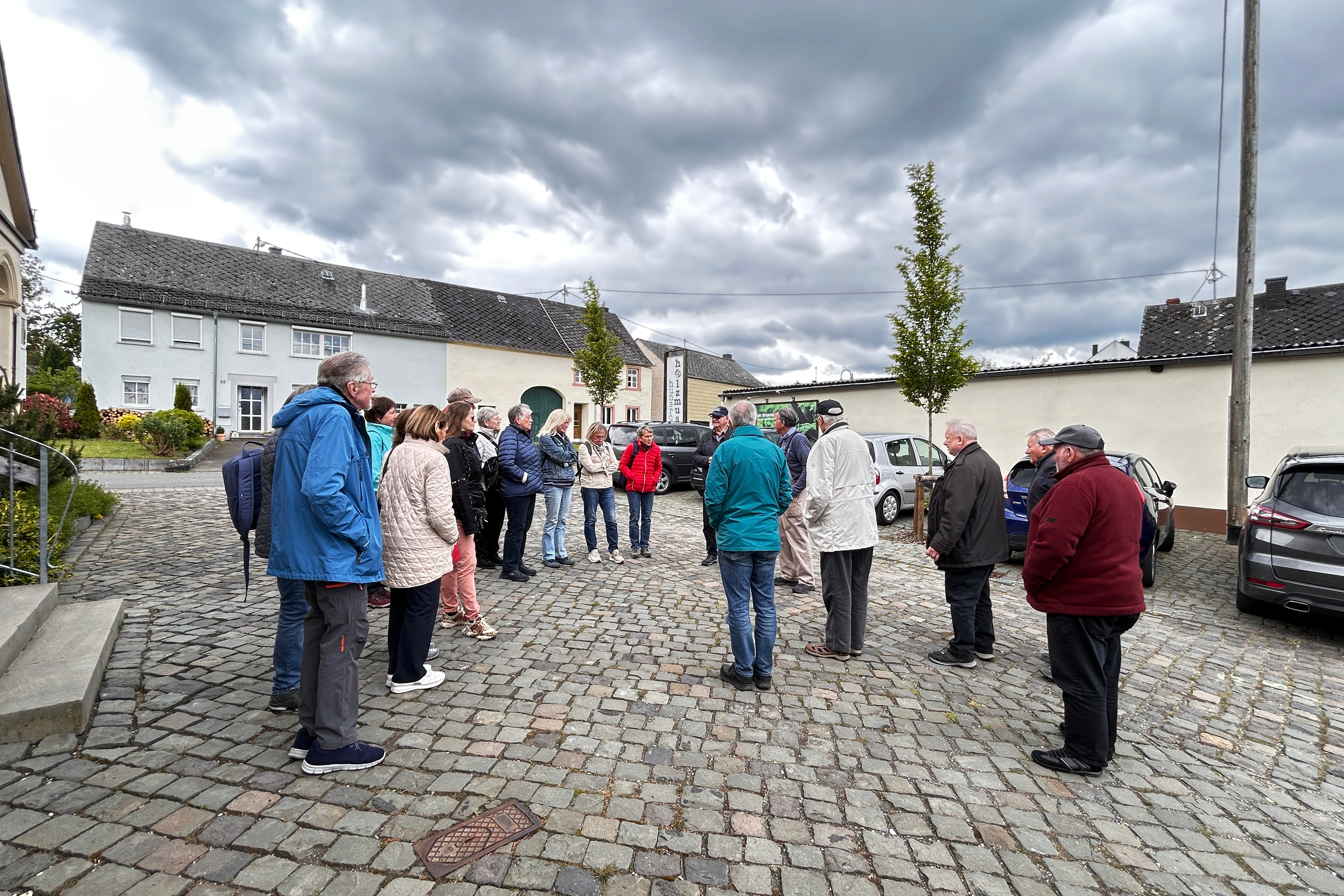 Ein Teil der Gruppe vor dem Holzmuseum