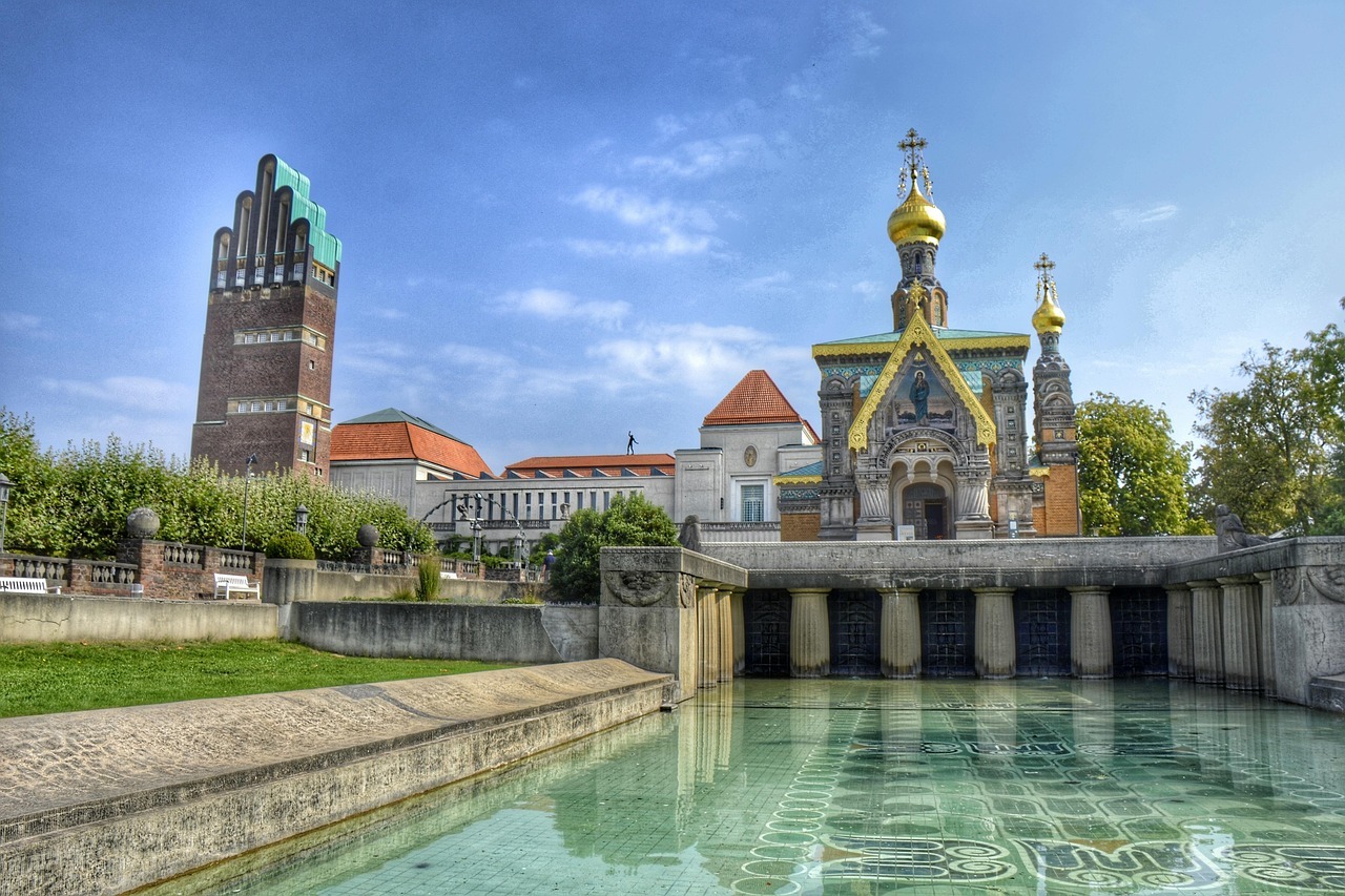 Mathildenhöhe in Darmstadt Bild der Mathildenhöhe. Wasserbecken im Vordergrund, Kirche und Turm im Hintergrund