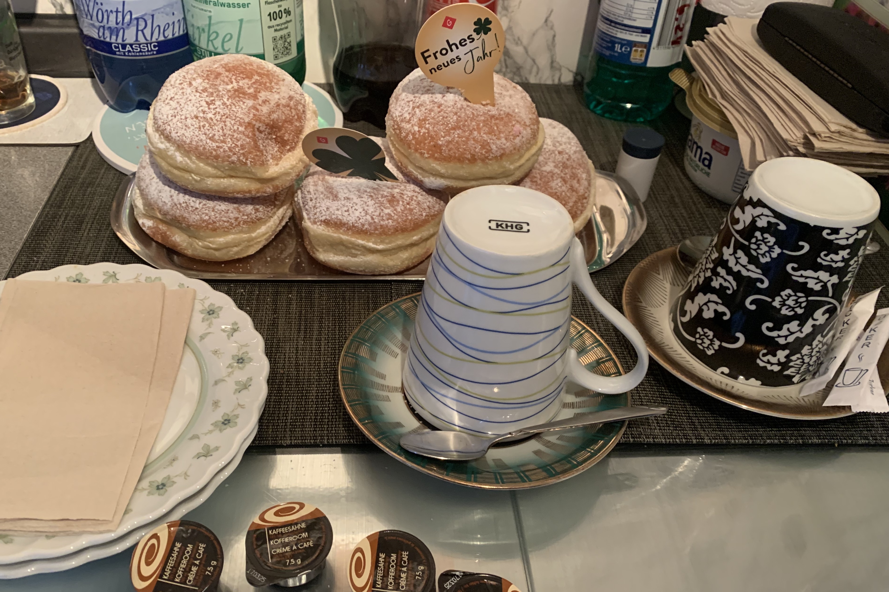 Neujahrs-Frühstückstisch mit Kaffee und Krapfen