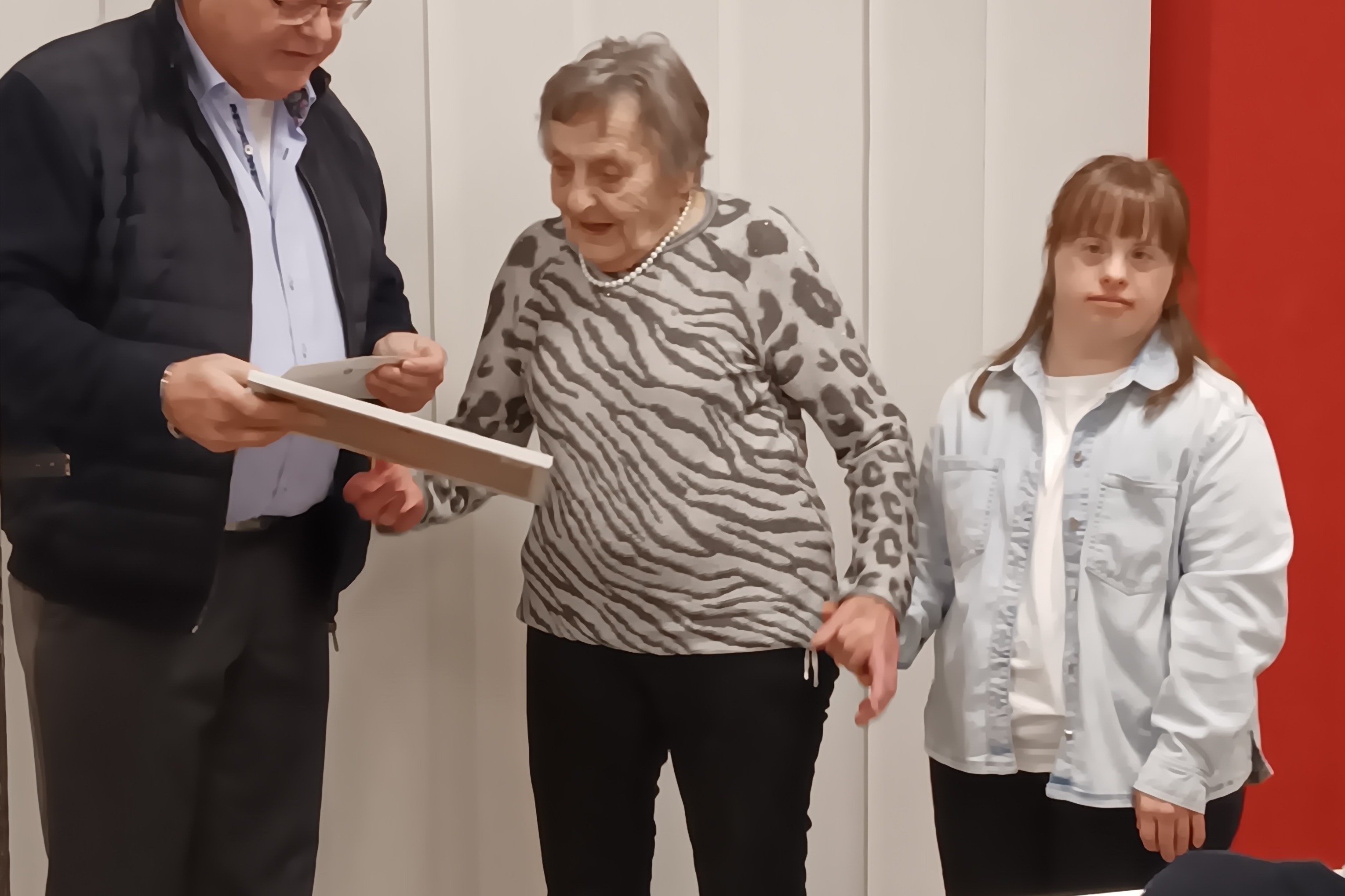 Irene Enßle 40 Jahre VdK-Mitglied René Zimmermann, Irene Enßle mit Enkelin Julia Denker