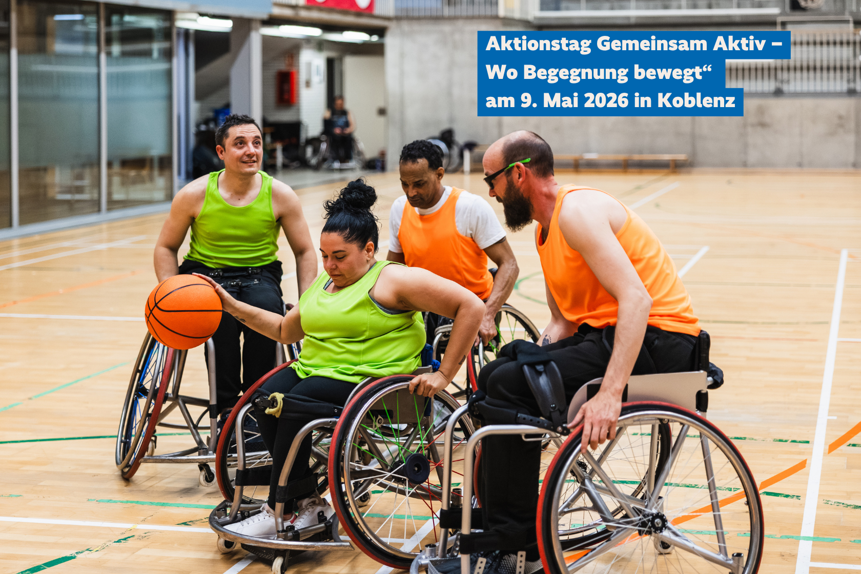 Frauen und M&auml;nner, die im Rollstuhl Basketball spielen.