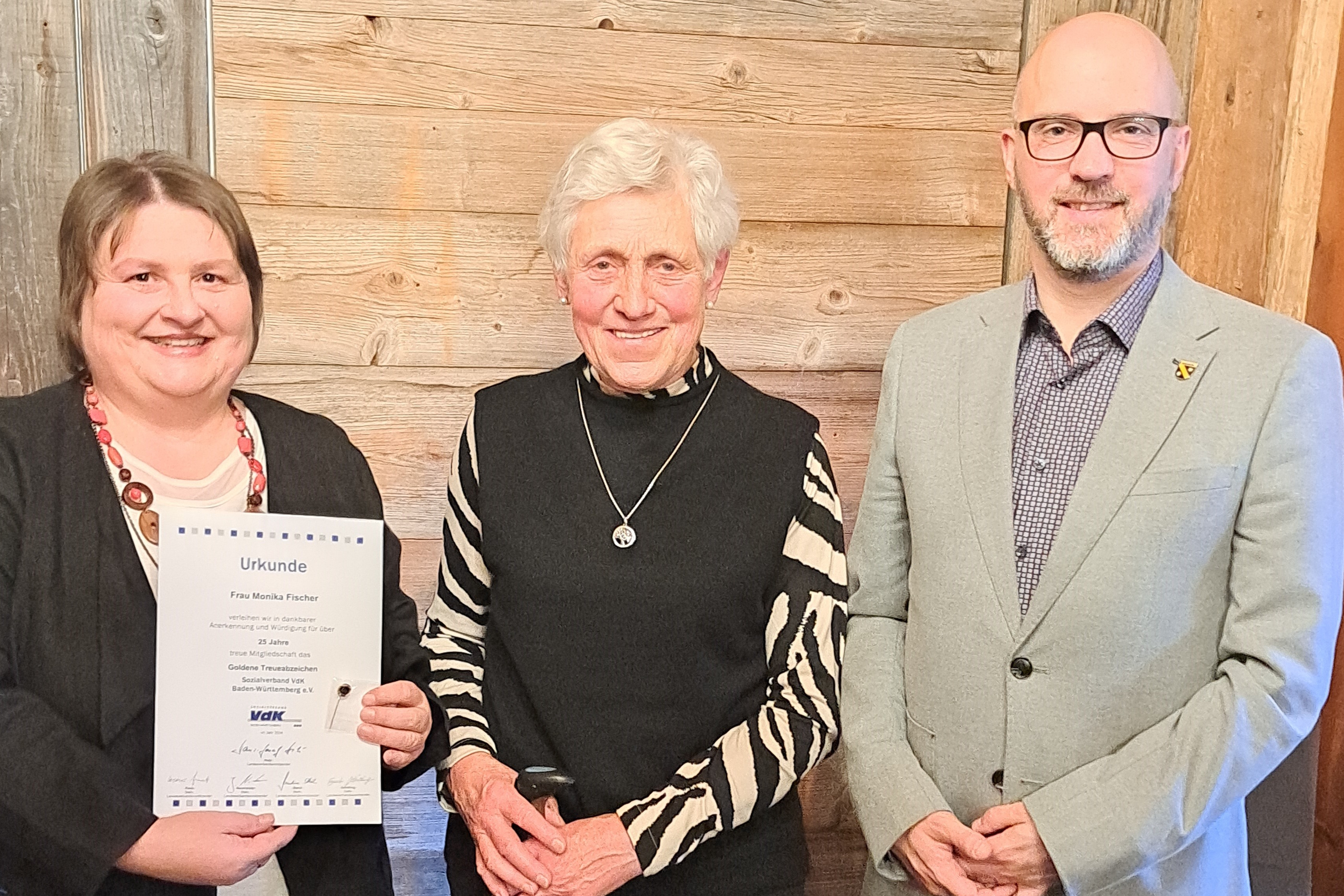 Ehrung für 25 Jahre Mitgliedschaft Auf dem Bild sind, von links nach rechts, die Vorsitzende Sabine Seier, die geehrte Monika Fischer und Bürgermeister Florian Kienzler zu sehen