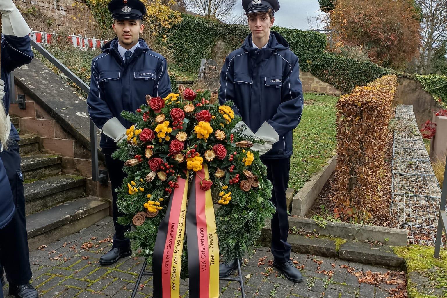 Volkstrauertag 2 Feuerwehrmänner mit Blumenkranz