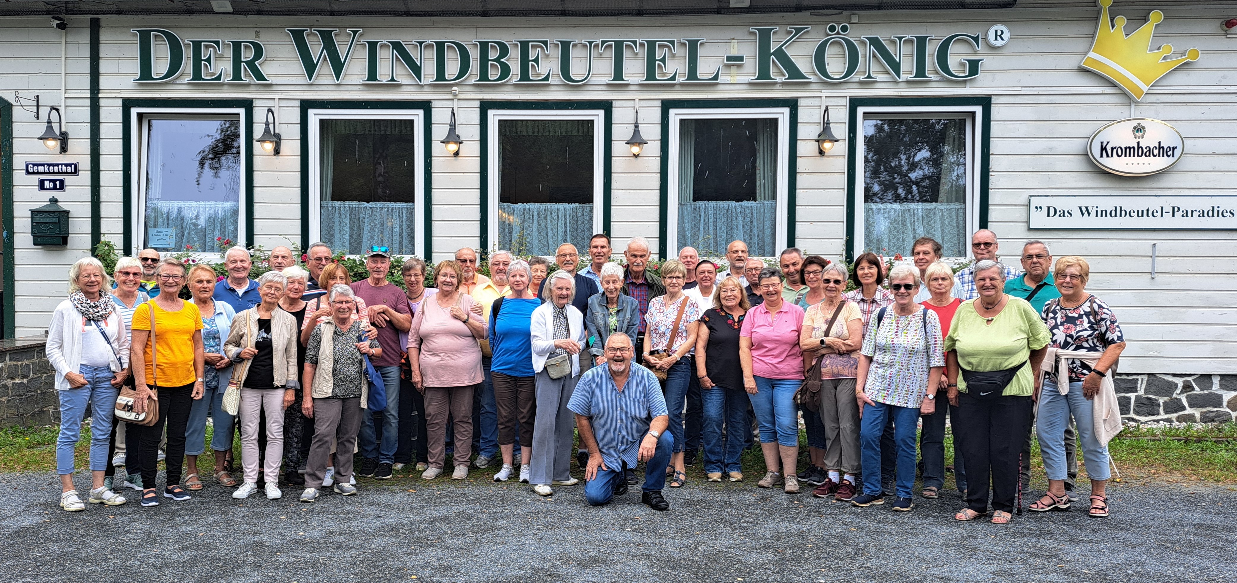 insgesamt 42 Teilnehmer vor dem Lokal