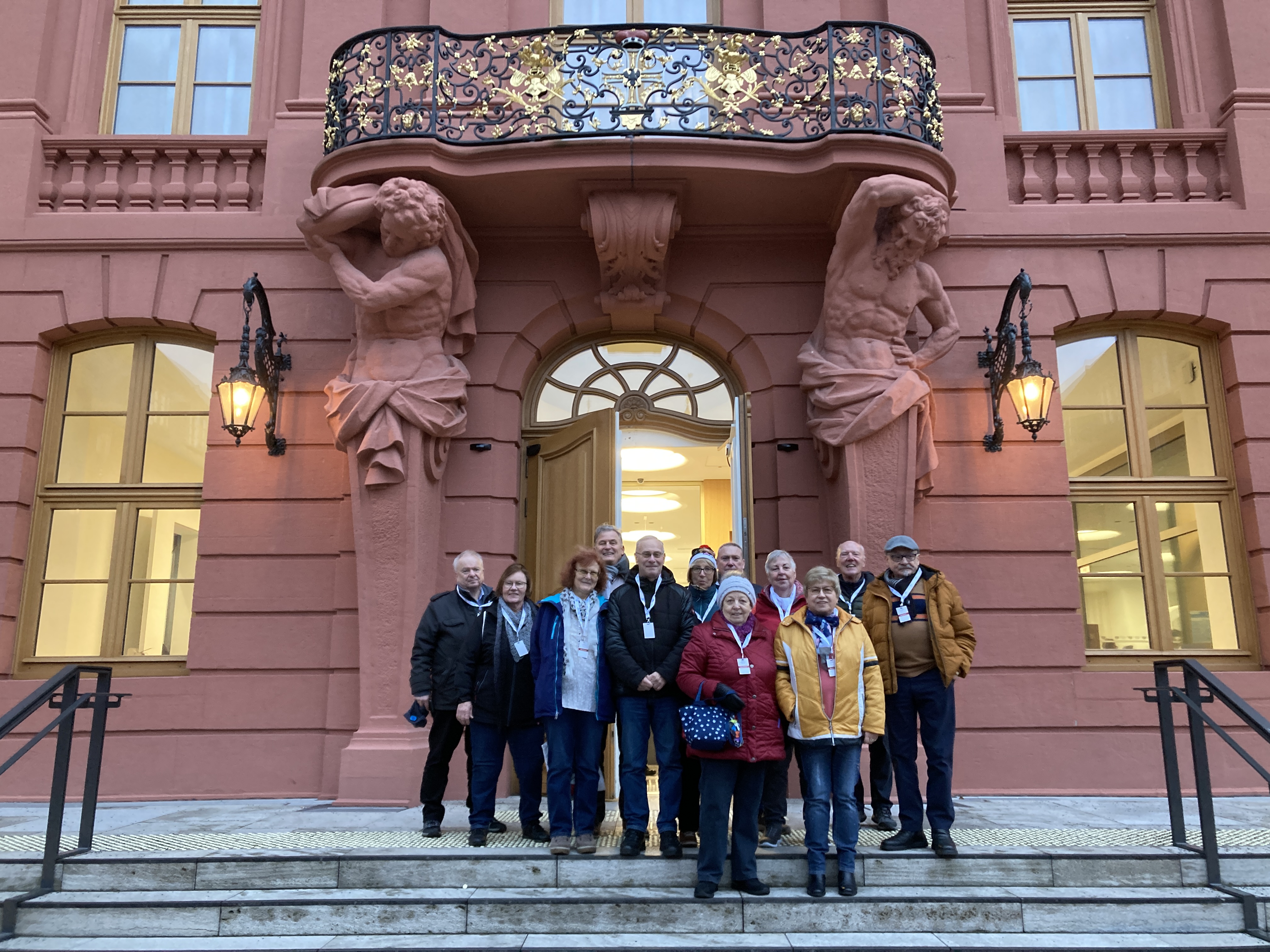 Gruppenbild vor dem Landtag