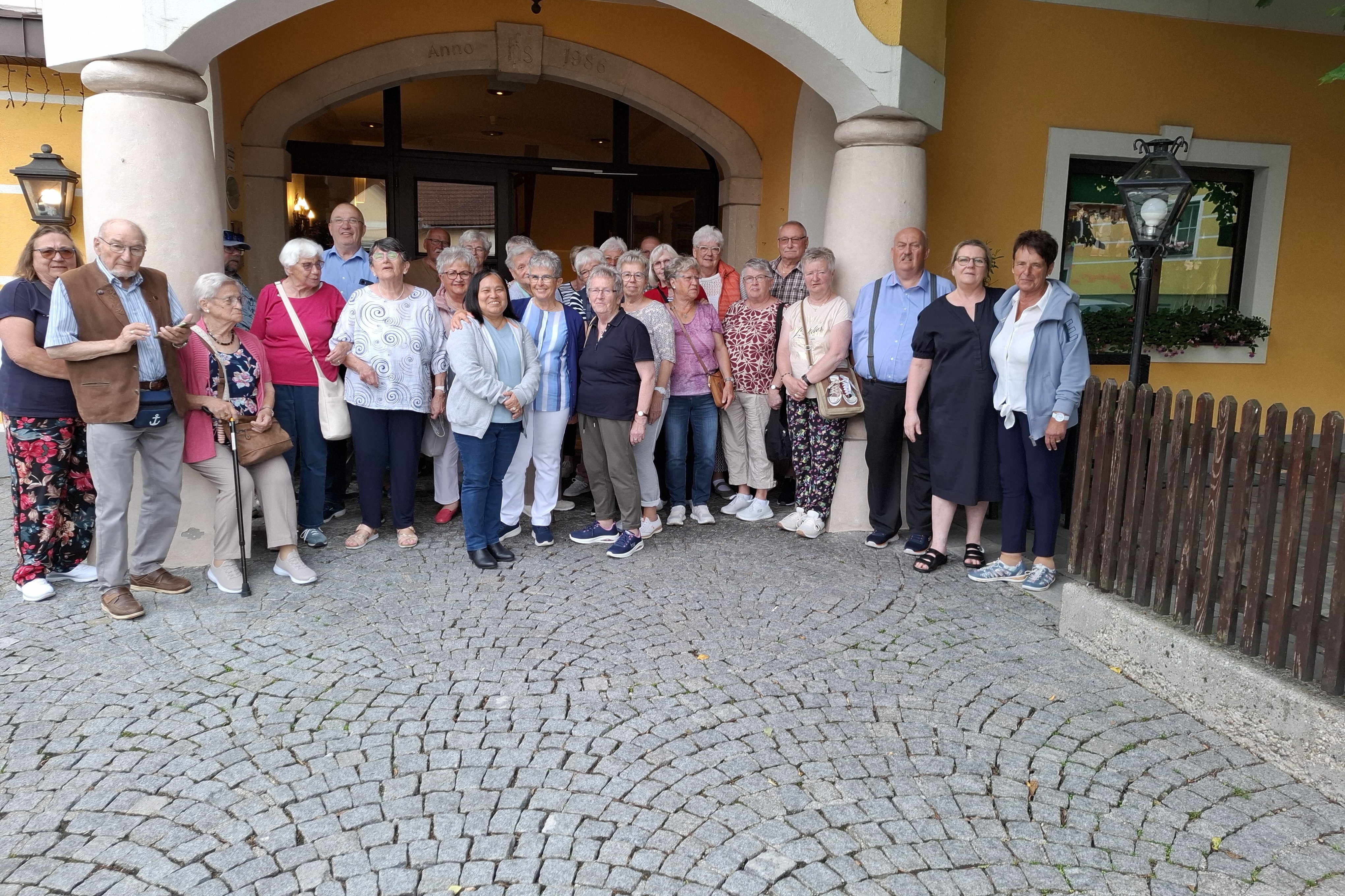 Die "Österreichische Reisegruppe" Die "Österreichische Reisegruppe" vor dem Hotel