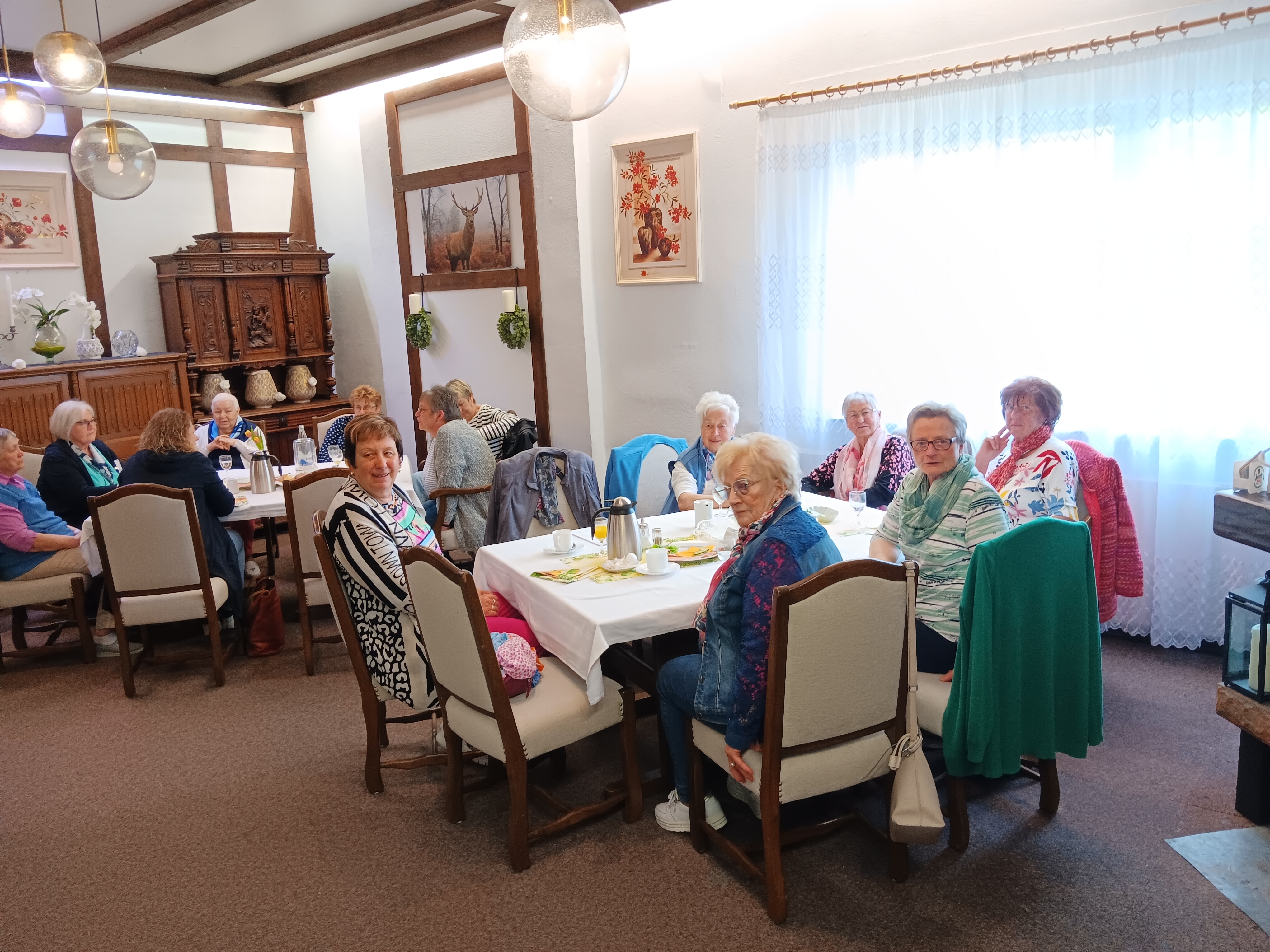 Glückliche Frauen beim Frühstück