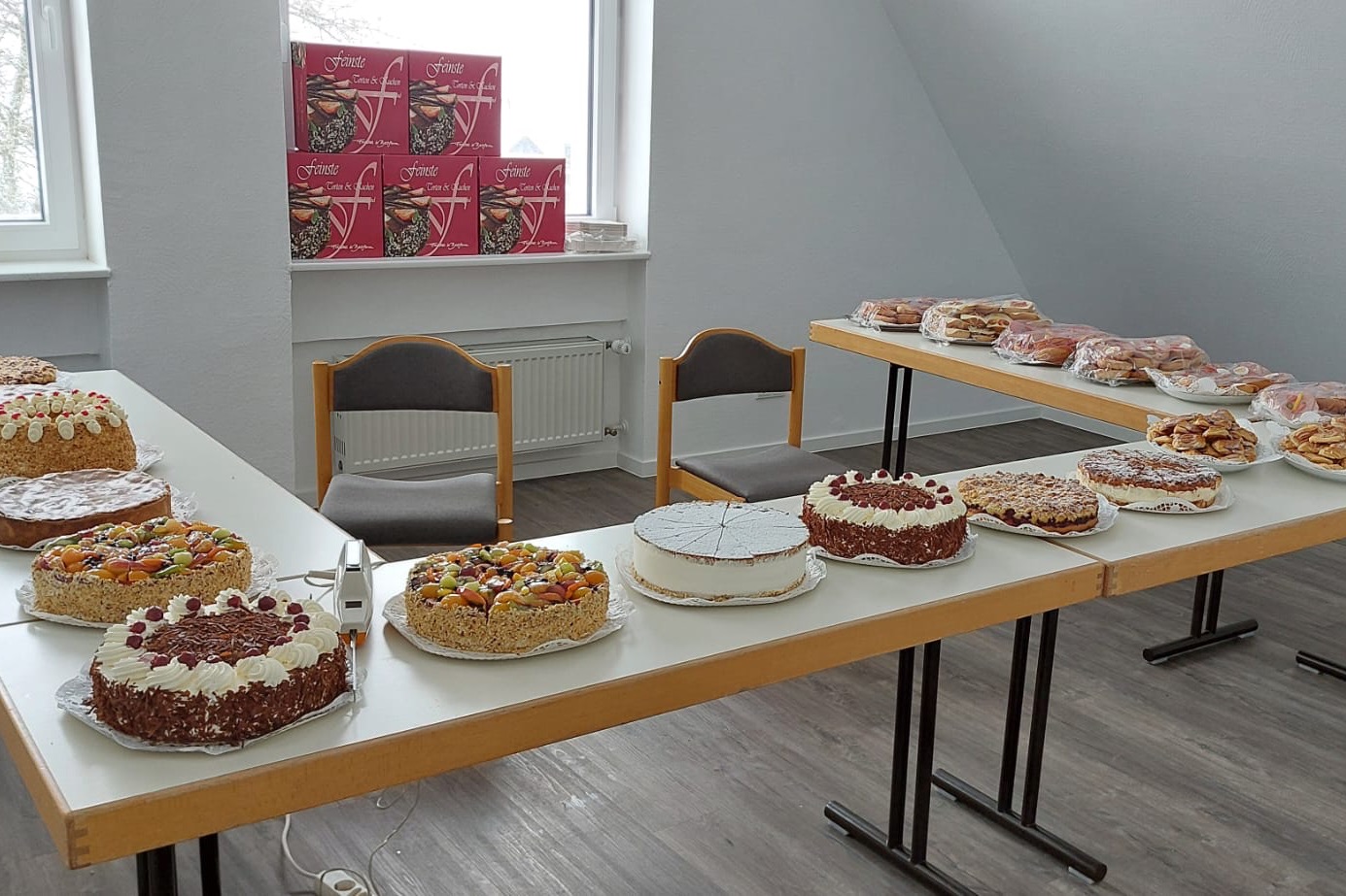 Kuchen, Torten und belegte Brötchen Gebäckauswahl