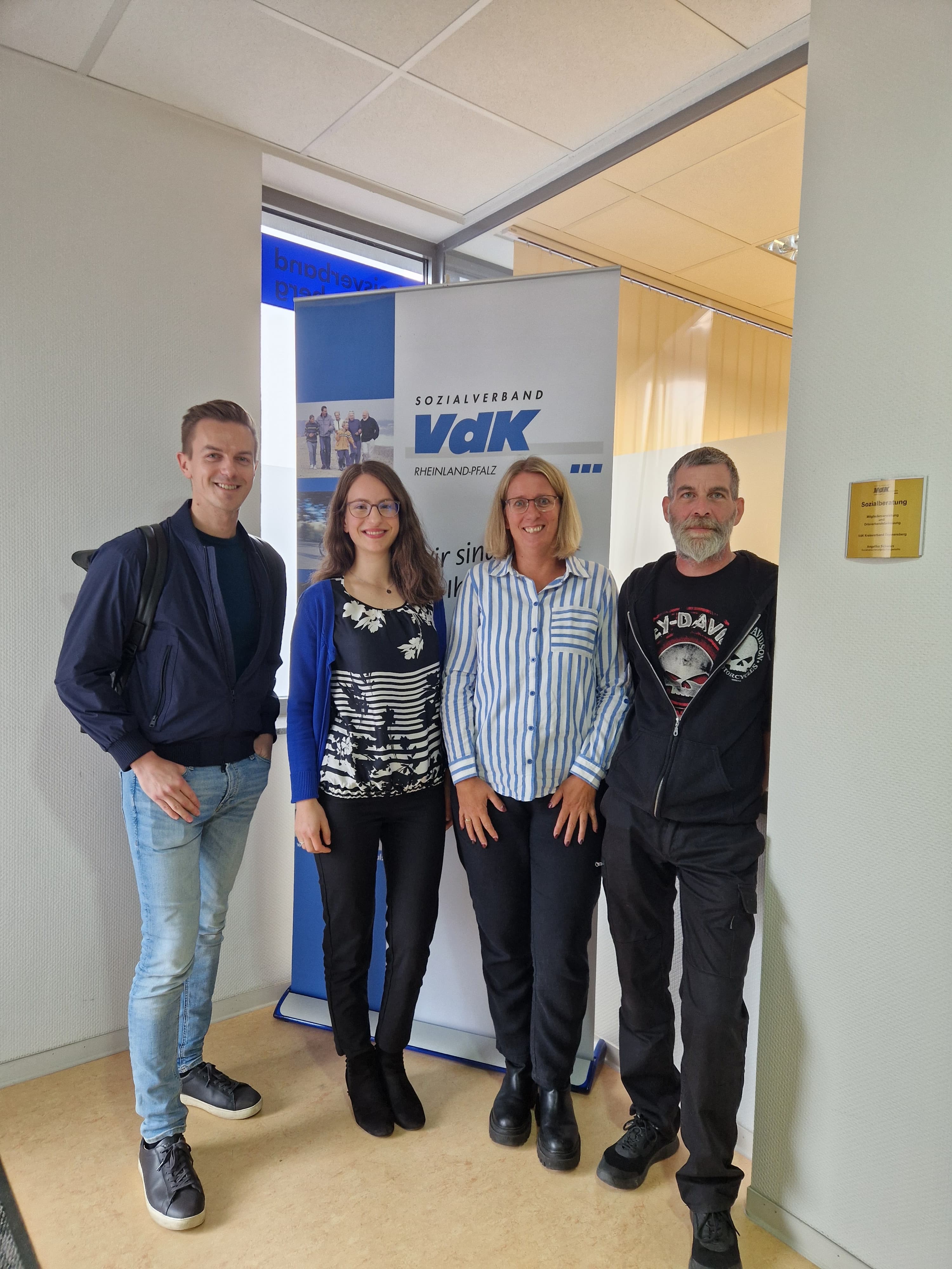 Auf dem Bild sind vier Personen vor dem Banner des VdKs zu sehen. Von links nach rechts: Bundestagsabgeordneter Hr. Mieves, Sozialberaterin Fr. Delinger, Verwaltungsmitarbeiterin Fr. Glaß, Kreisverbandsvorsitzender Hr. Bauer