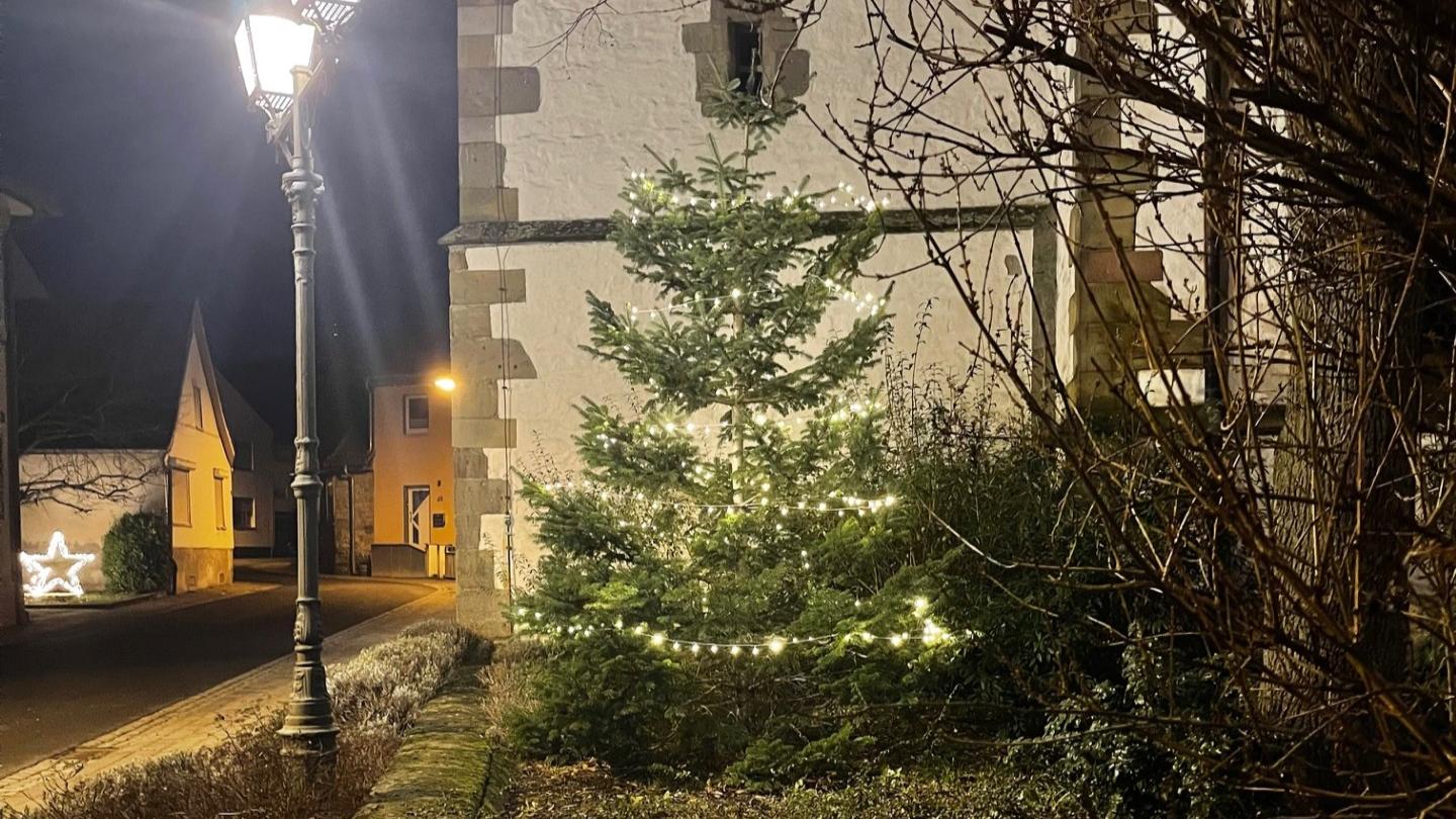 Kirche mit Weihnachtsbaum