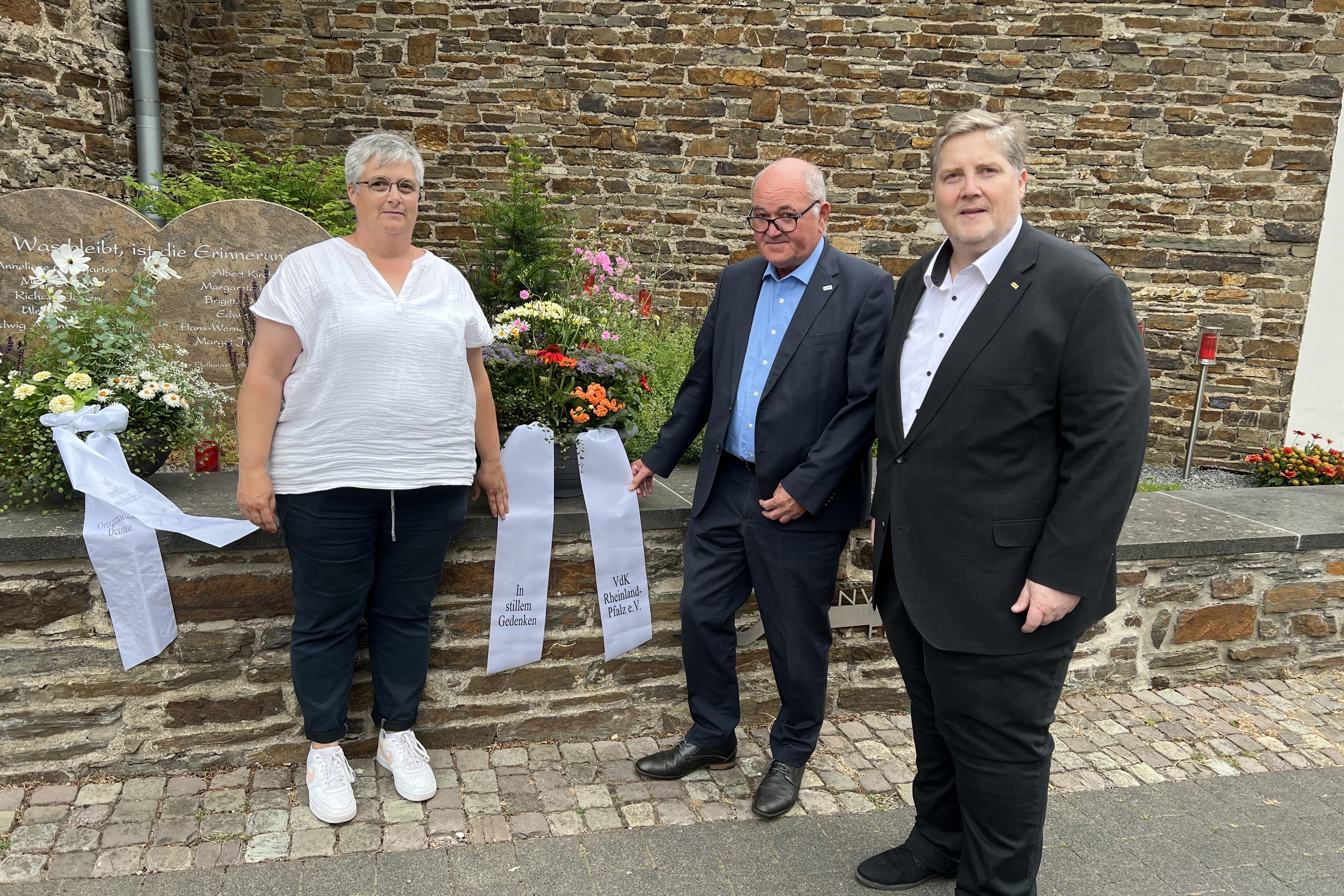 Niederlegung einer Blumenschale zum Gedenken an die Flutopfer im Ahrtal