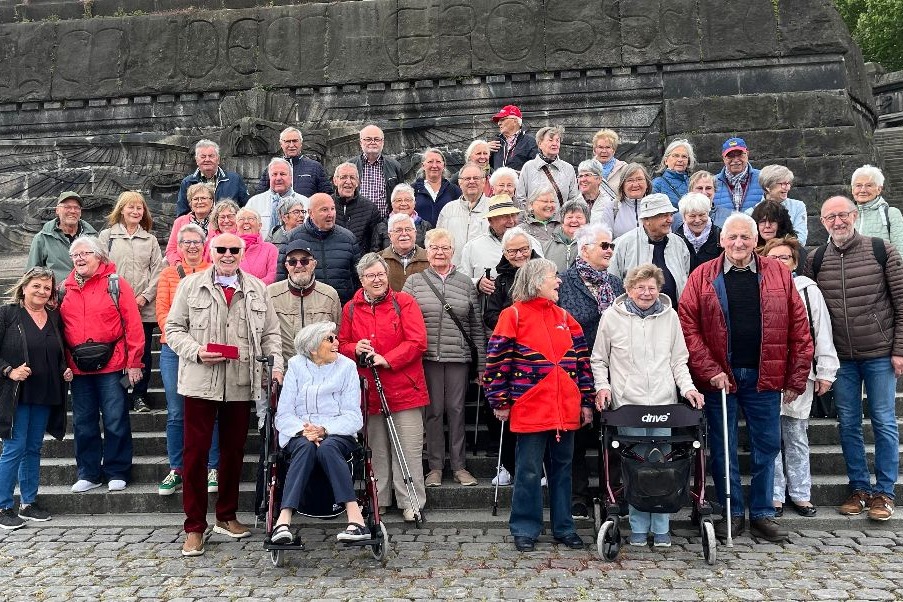 Die Reisegruppe am Deutschen Eck Das Foto zeigt die Teilnehmer vor dem Kaiser-Wilhelm-Denkmal am Deutschen Eck in Koblenz.