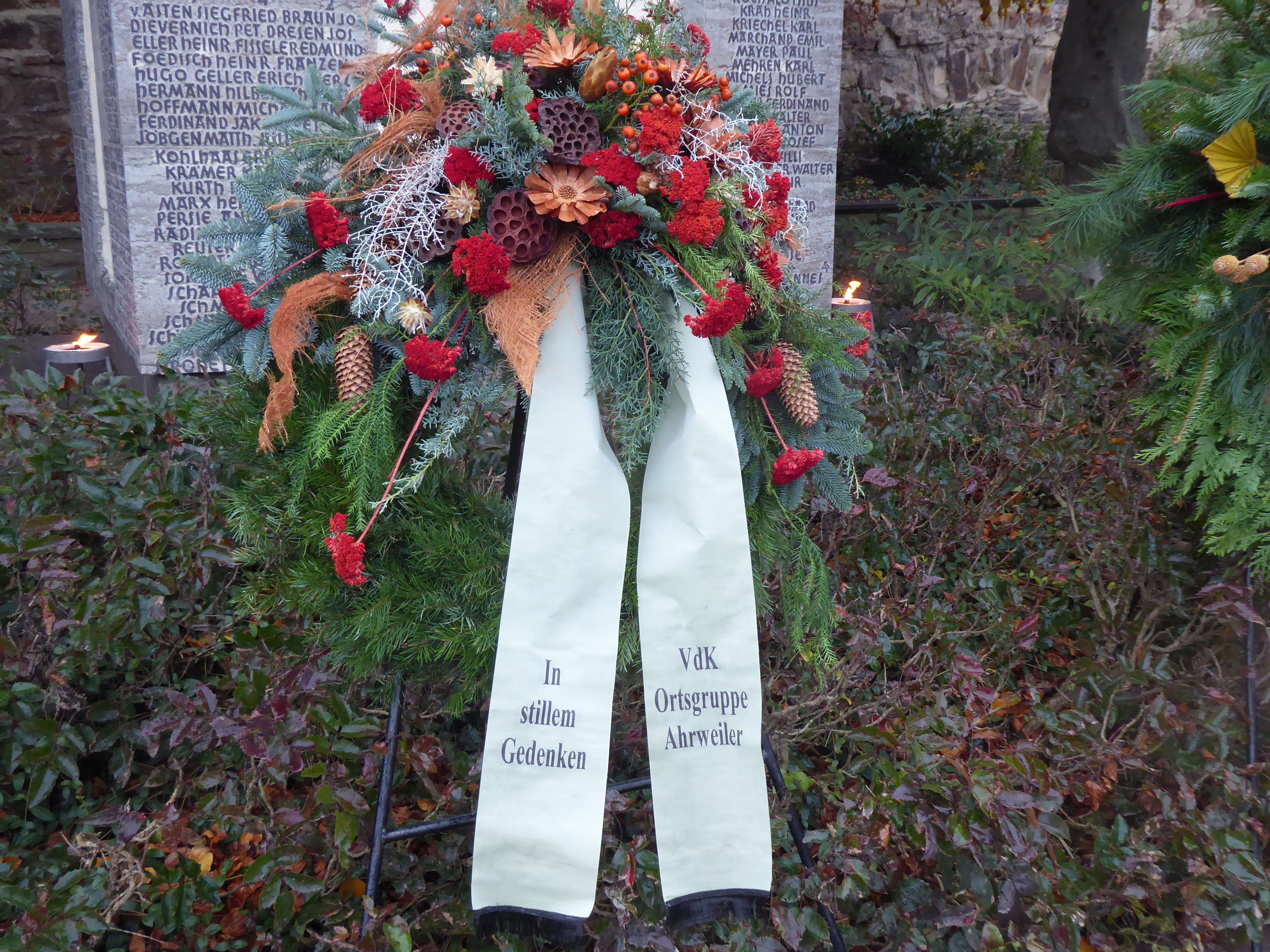 Kranz des VdK Ortsverbands Ahrweiler am Kriegerdenkmal in Ahrweiler