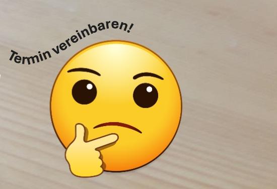 3 Ältere Menschen spielen mit Freude Karten und trinken Kaffee