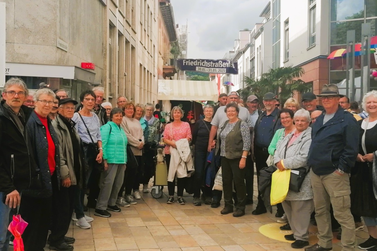 Gruppenfoto der Mitreisenden in Neustadt an der Weinstraße Gruppenfoto der Mitreisenden in Neustadt an der Weinstraße