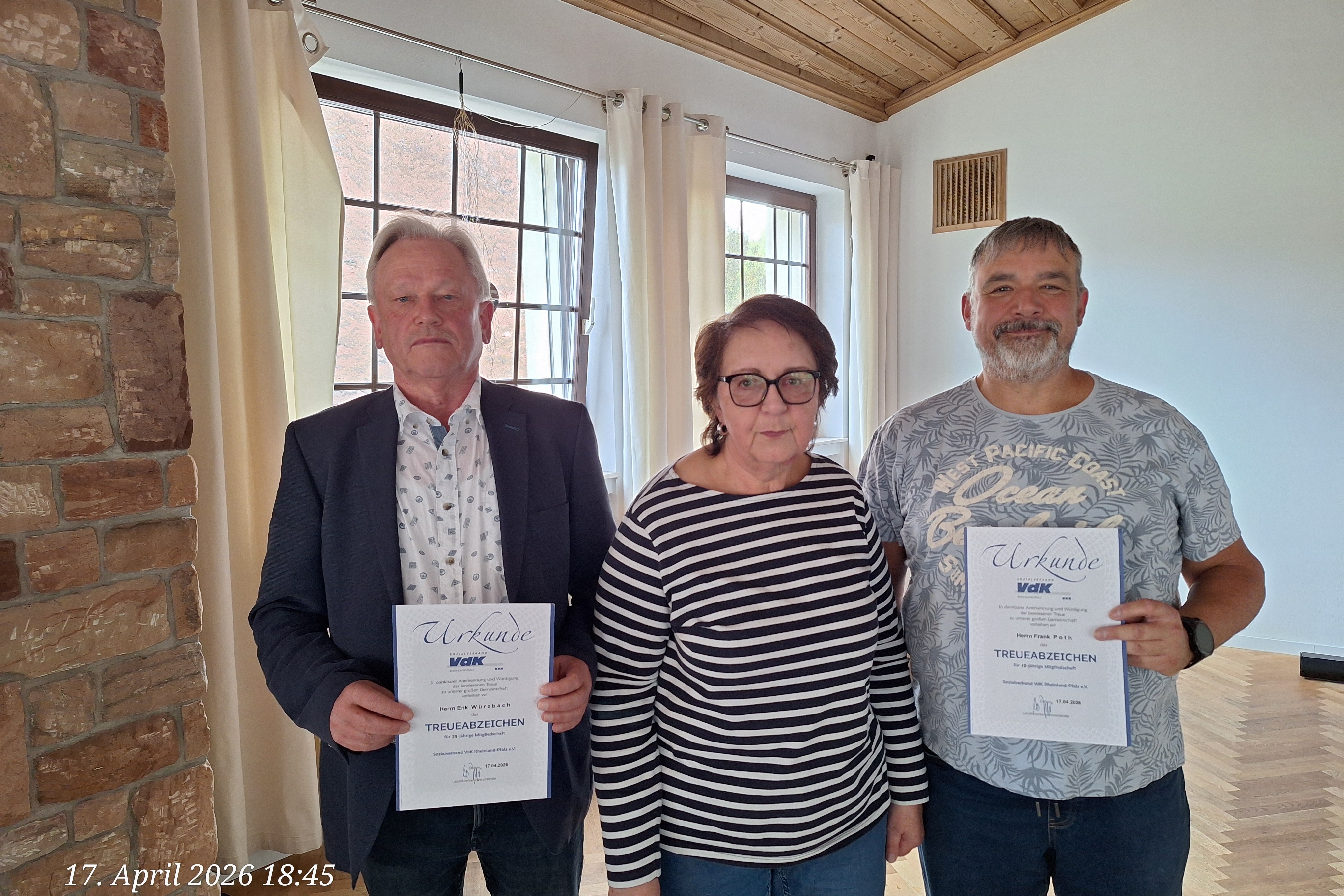 v.l.n.r.: Erik W&uuml;rzbach (20 Jahre), Kreiskassenverwalterin Irmgard Sommer und Frank Poth (10 Jahre).