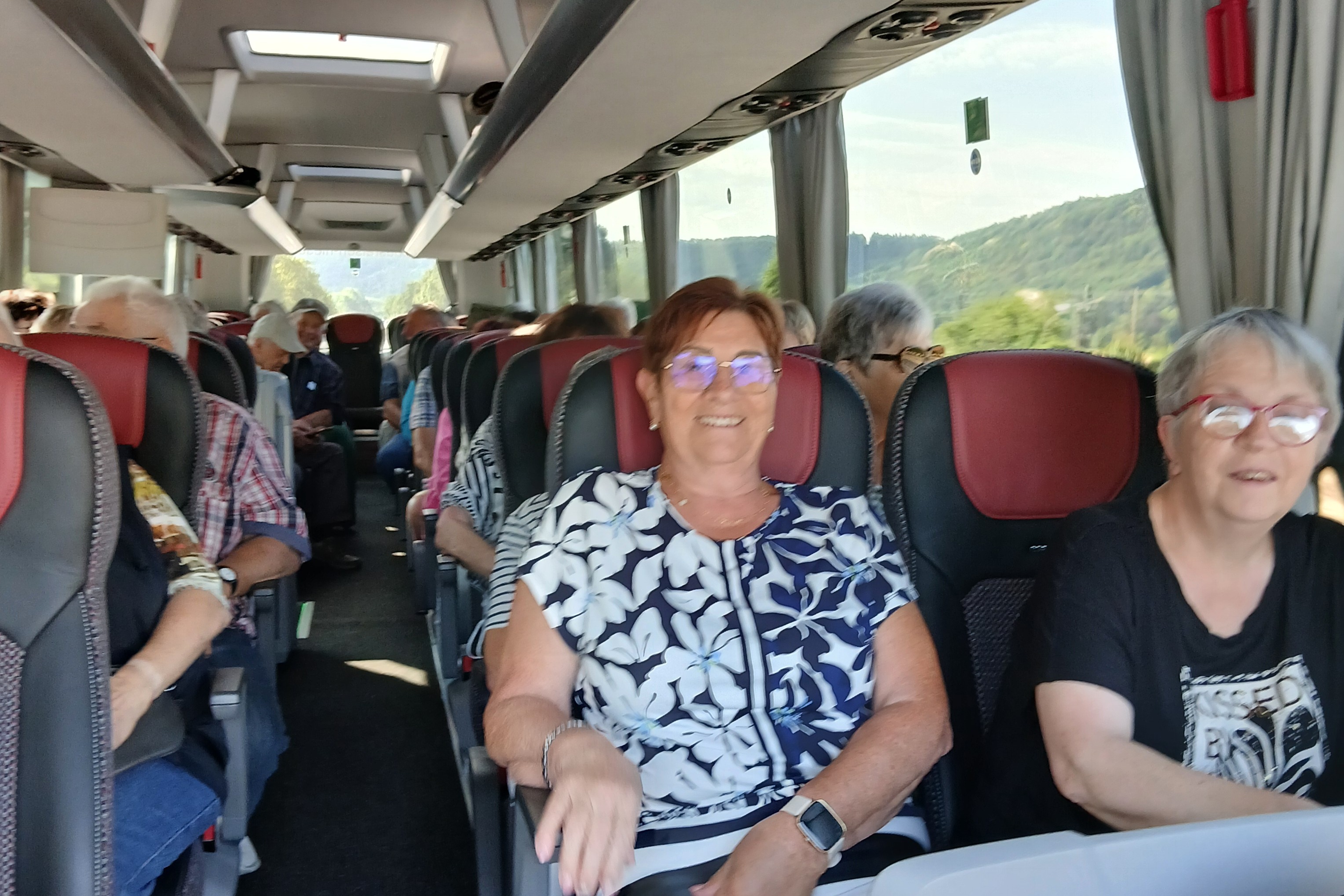 VdK OV-Gerolstein Im Bus sitzen die Tagesfahrt Teilnehmer und freuen sich auf die Fahrt.