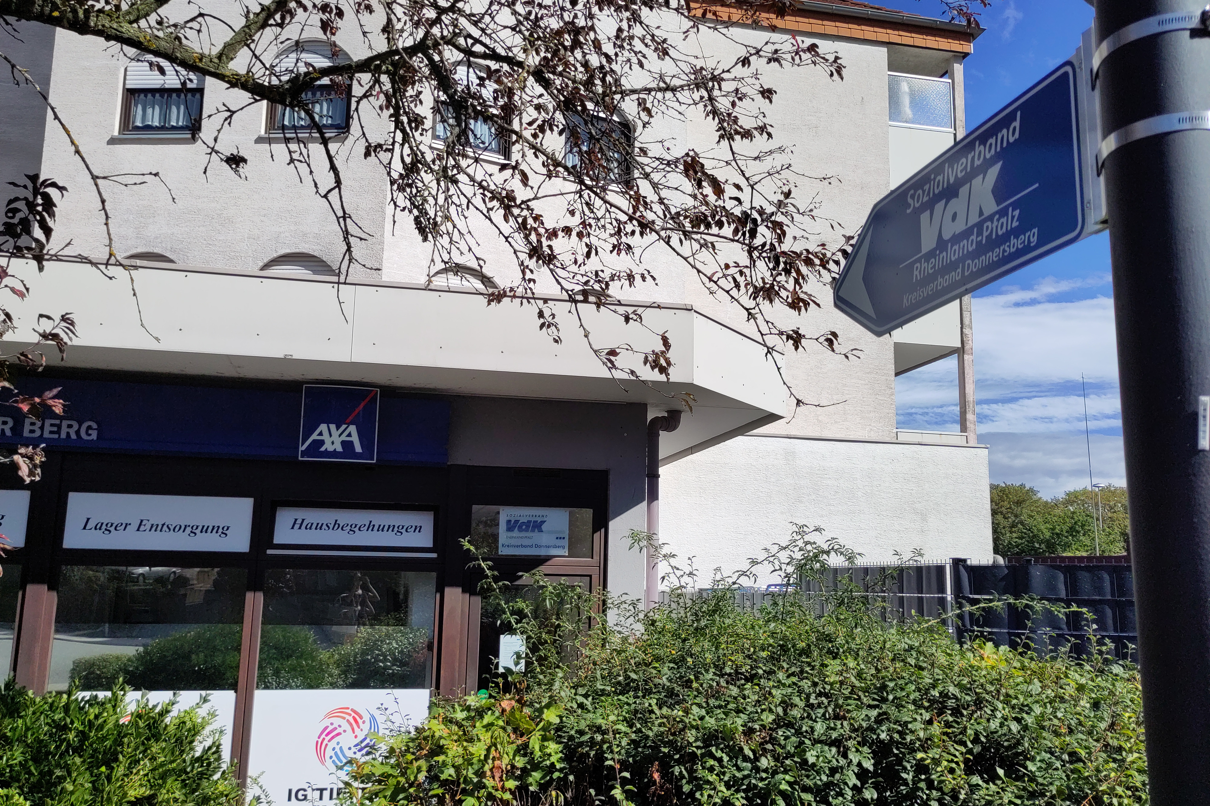 Neue Beschilderung Geschäftsstelle des VdK Donnersberg mit neuem blauen Wegweiser