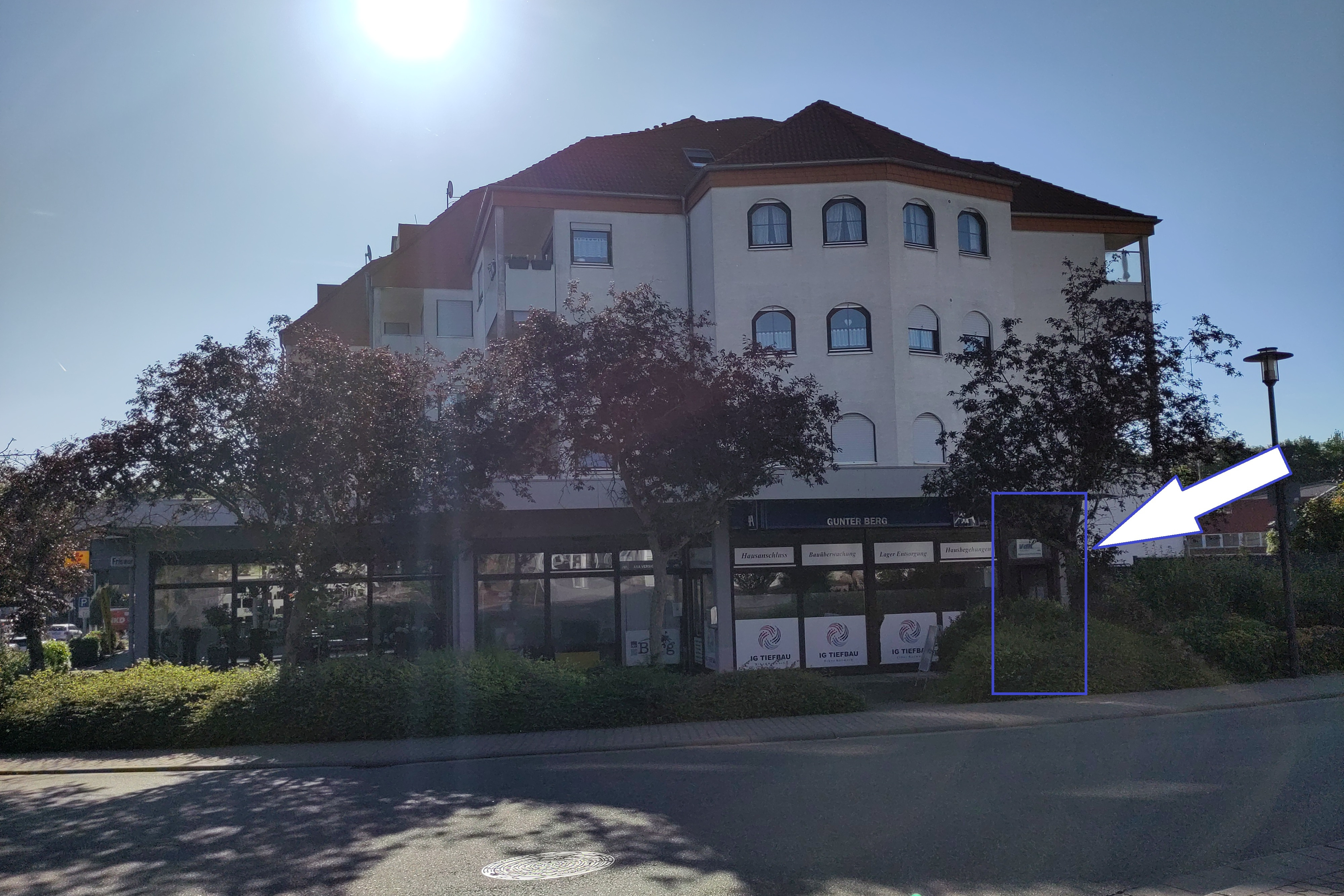 Wir befinden uns gegen&uuml;ber von der Kreisverwaltung, rechts neben der AXA-Versicherung