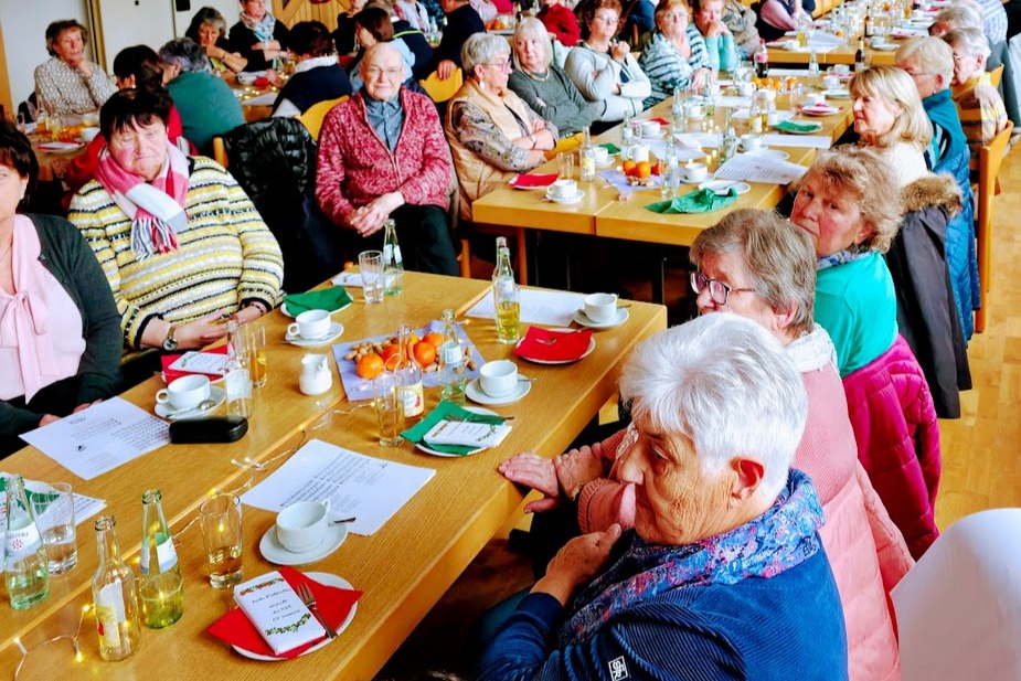 fetslich gedeckte Tafel mit über 100 Gästen Gemeindehaus in Ravengiersburg