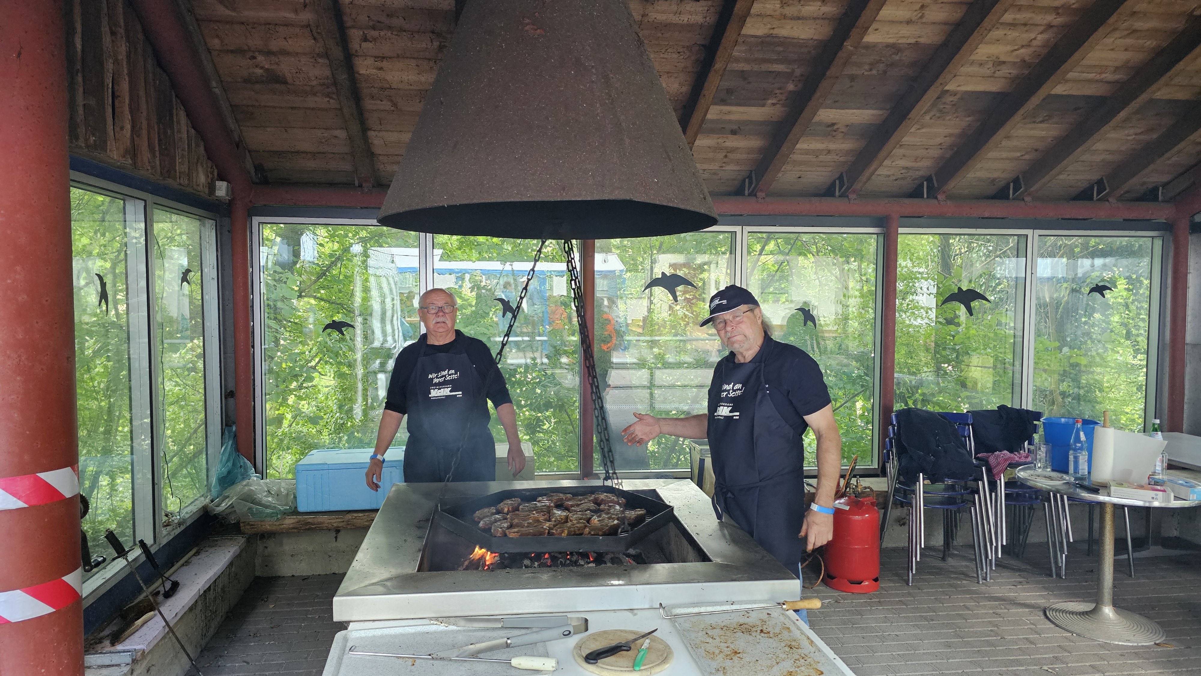 Zwei Männer stehen am Grill