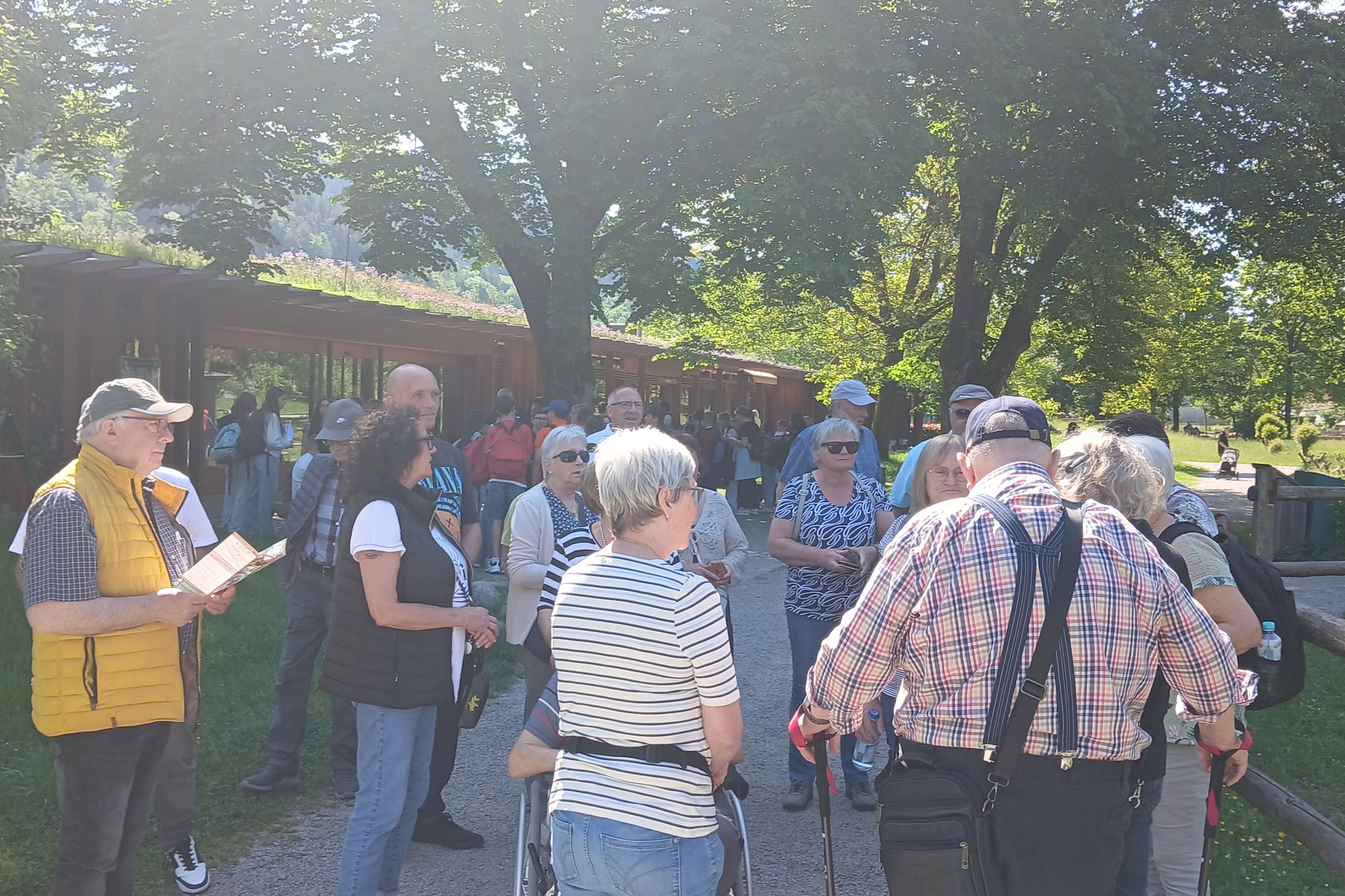 Vogtsbauernhof Unsere Reisegruppe wartet auf die uns zugeteilte Führerin.