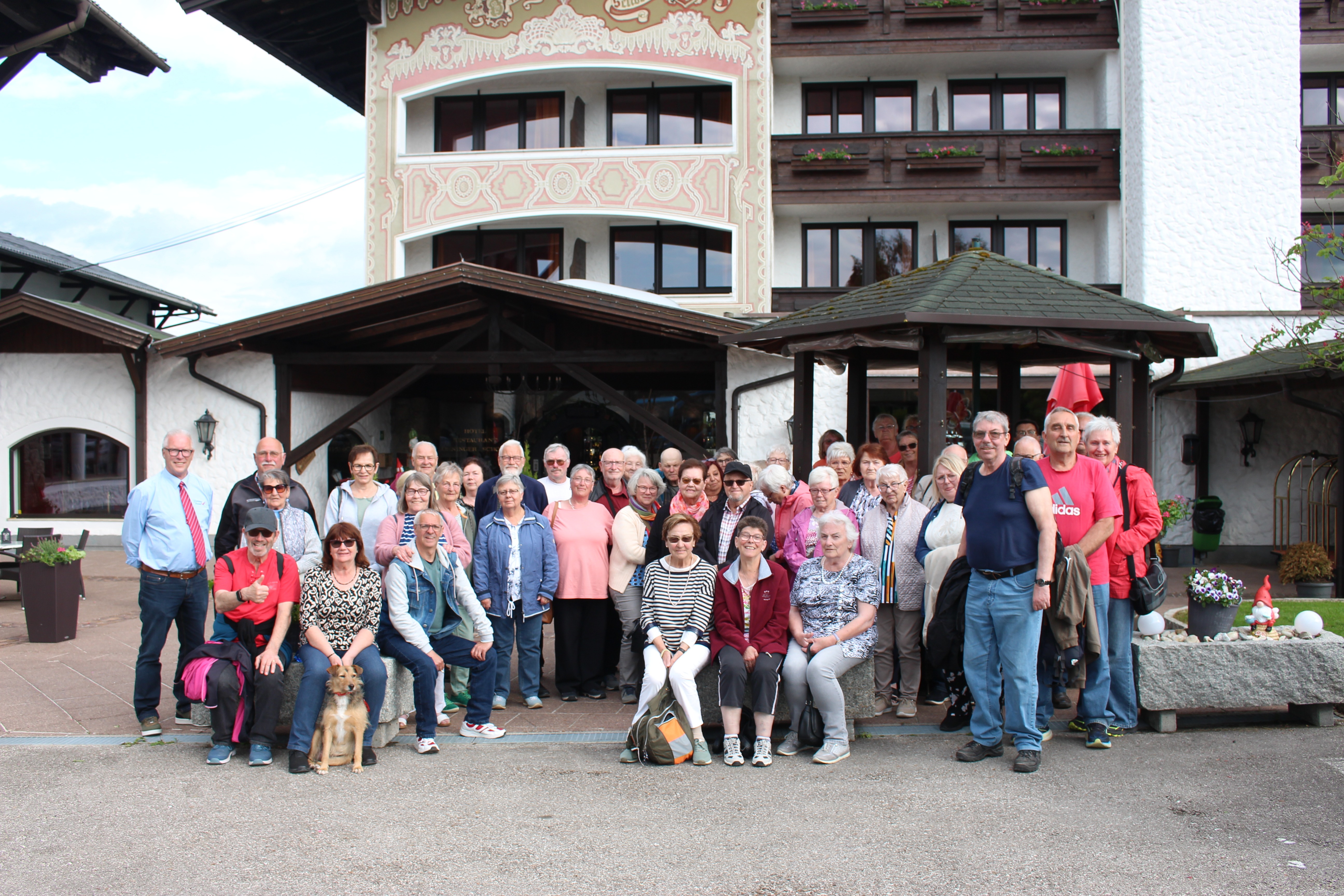 VdK Gruppenfoto vor dem Hotel in Hipping &Ouml;sterreich Salzburg Salzkammergut