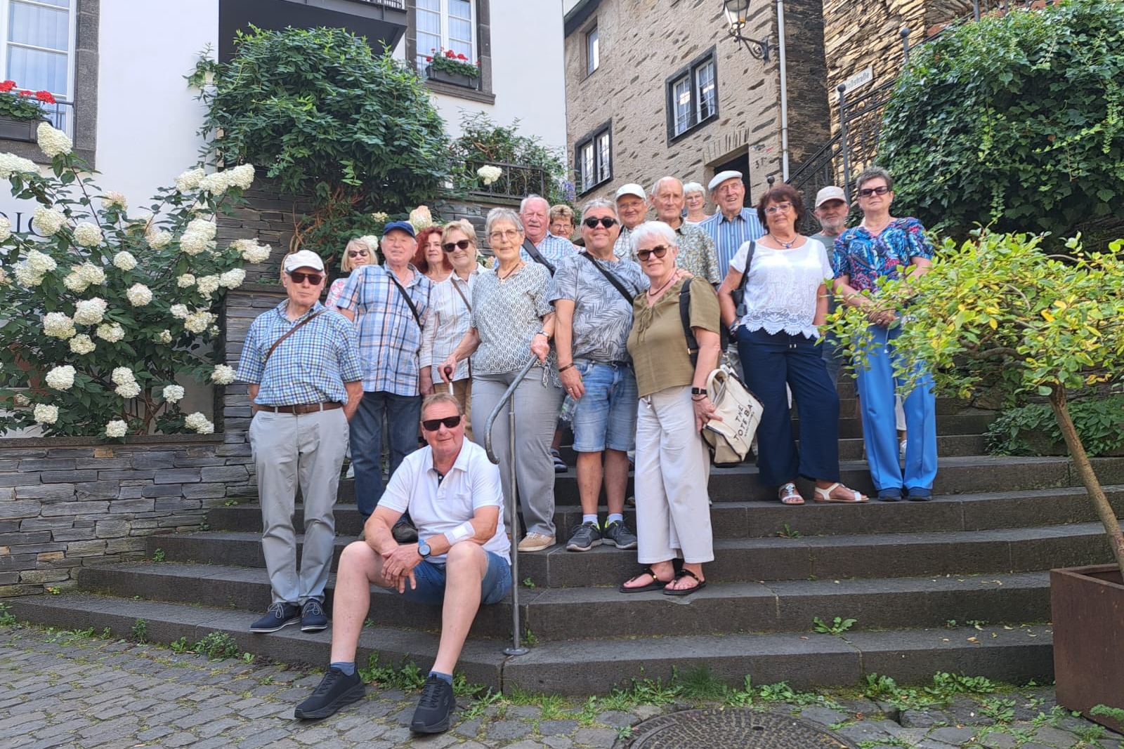 VdK Tagesfahrt Cochem Gruppe VdK Tagesfahrt Cochem Gruppe steht vor einem Backsteinhaus auf der Treppe