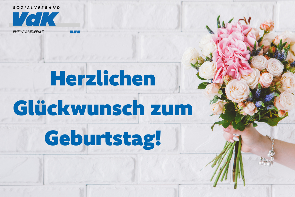 Hand mit einem Blumenstrauß als Geburtstagswünsche