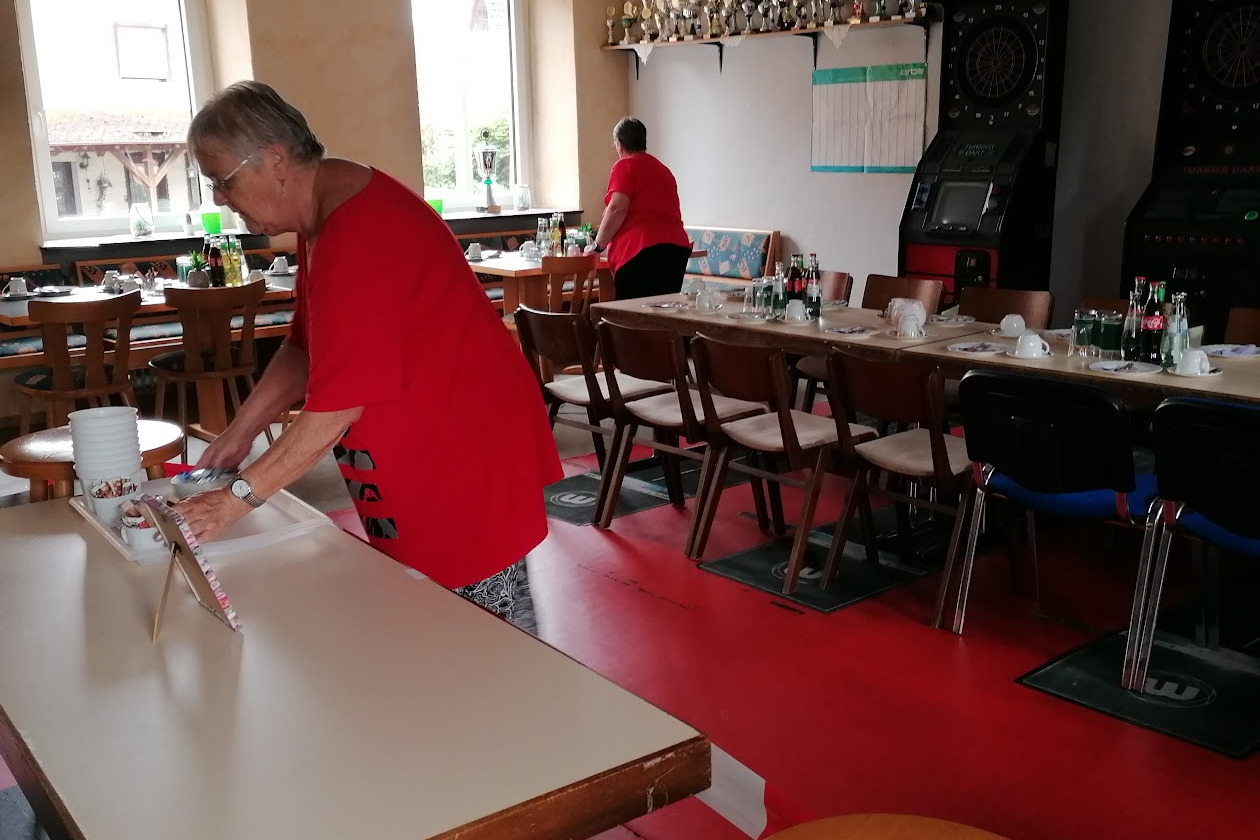 Brigitte und Barbara beim Eindecken der Kaffeetafel