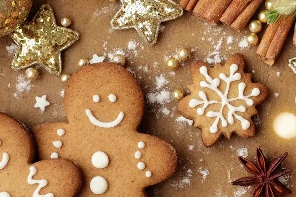 Lebkuchenm&auml;nner und Weihnachtsdekoration.