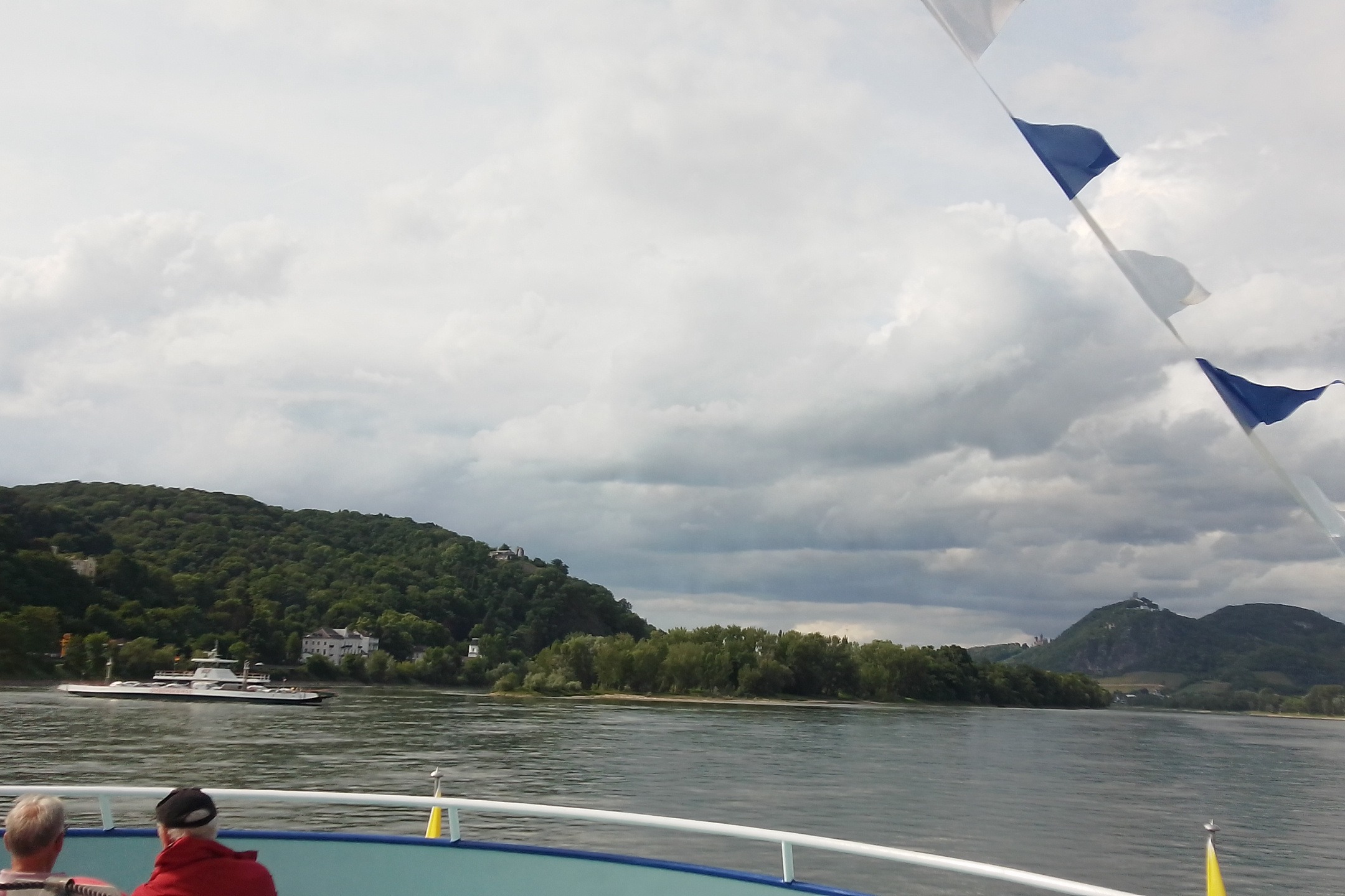 Rheinpanorama Blick auf Rolandsbogen und Drachenfels