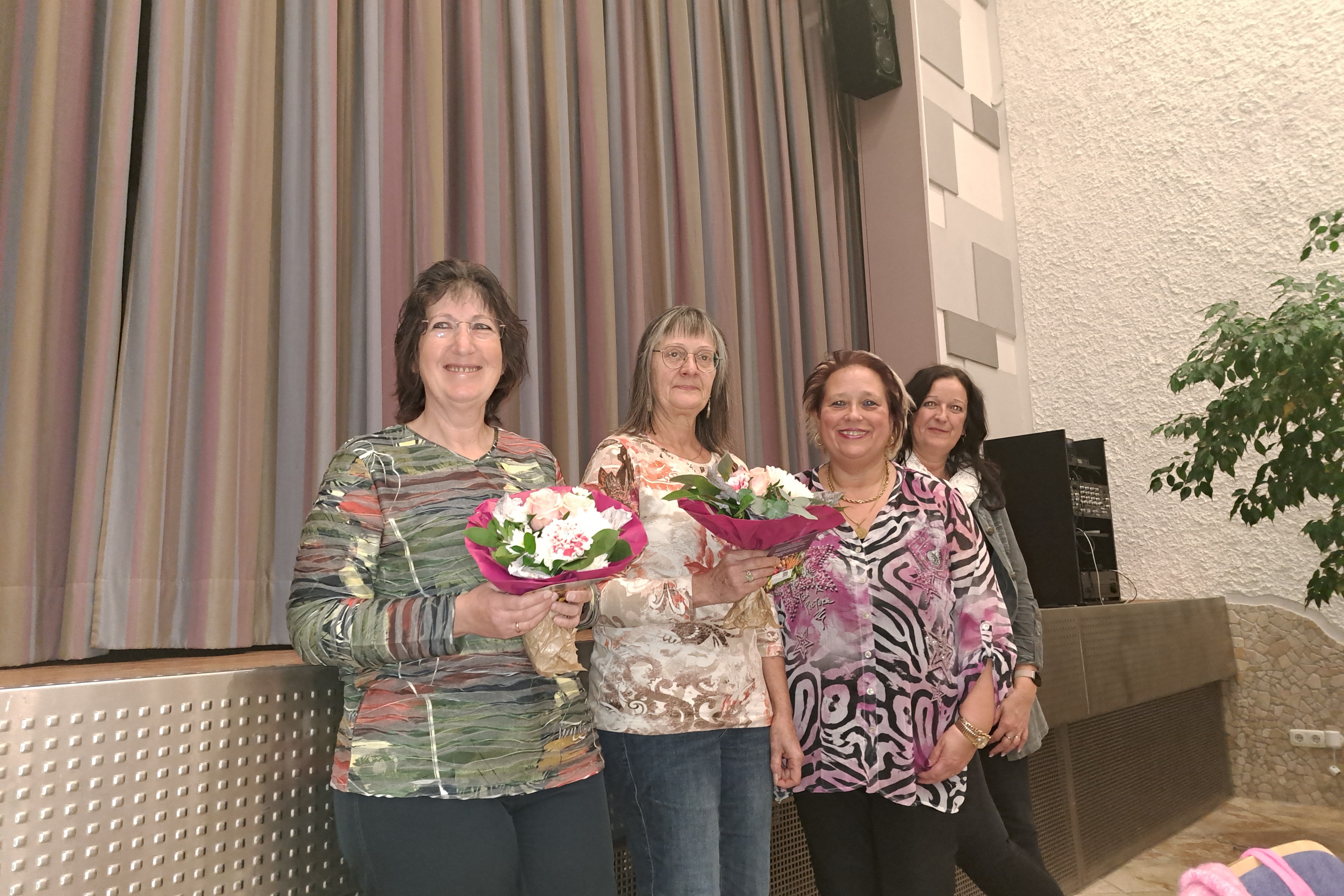 Ehrung Längjähiger Austrägerinne Vier Frauen ,2 erhalten Einen Blumenstrauß