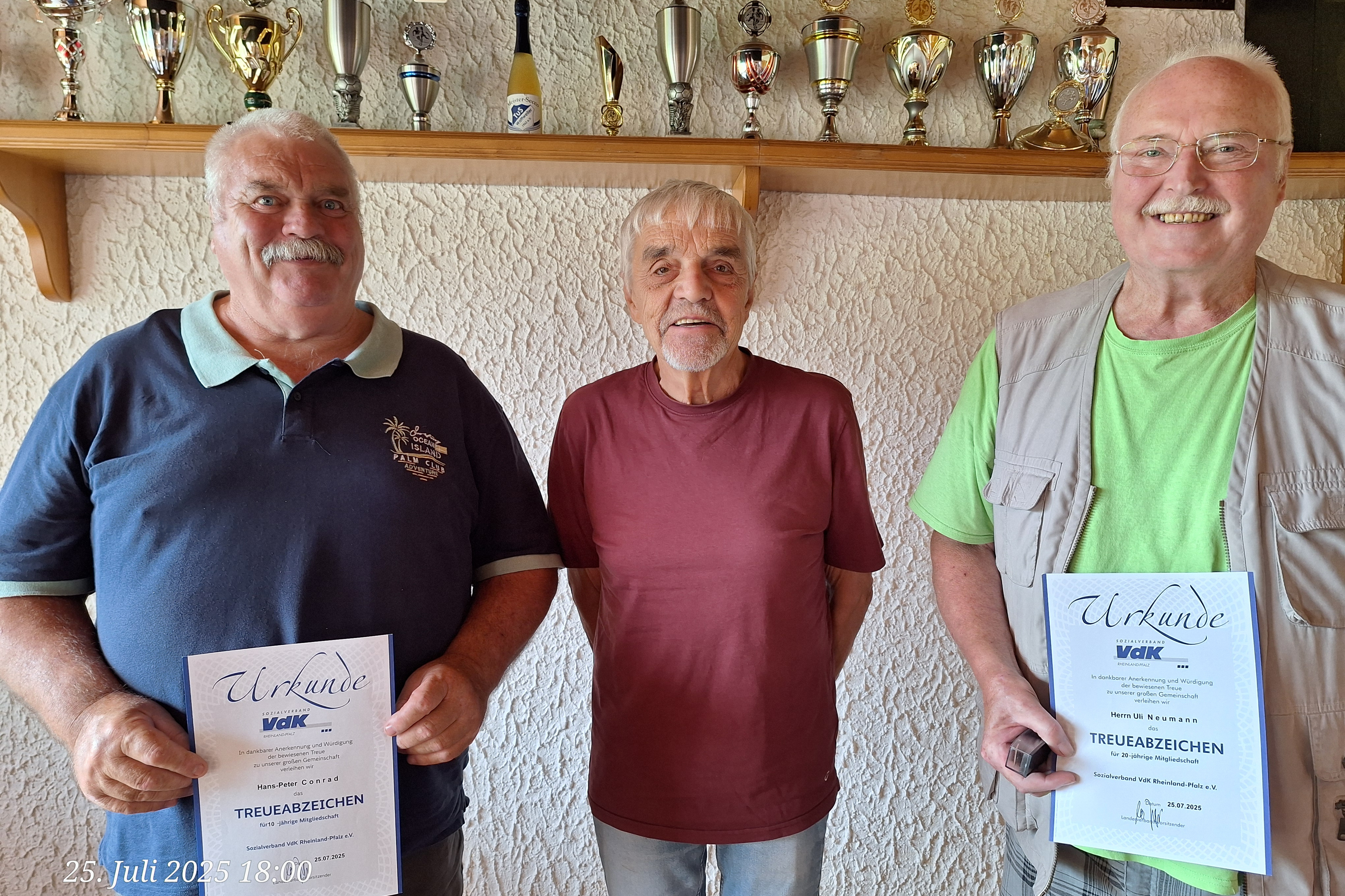 Ehrung langjähriger Mitglieder v.l.n.r.: Hans-Peter Conrad (10 Jahre), Ortsverbandsvorsitzender Jürgen Kroh und Uli Neumann (20 Jahre).