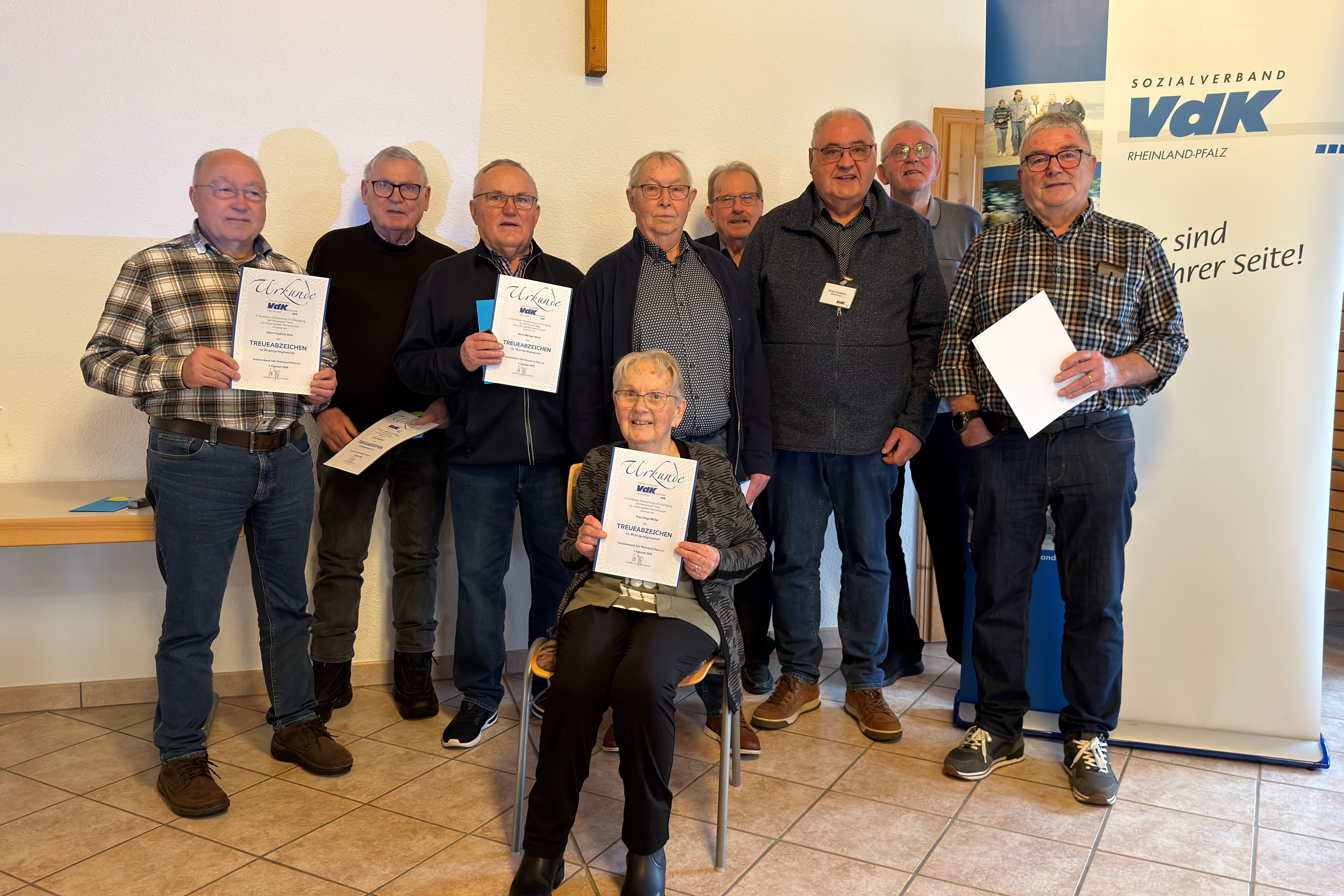 von links: Friedrich Nink,Ludwig N&auml;her, Michael J&ouml;sch, Winfried Kronimus, Karl Erich Kl&ouml;ckner, Uli Holzbach, Walter Frohneberg, Friedhelm Wirth, sitzend: Helga M&uuml;ller