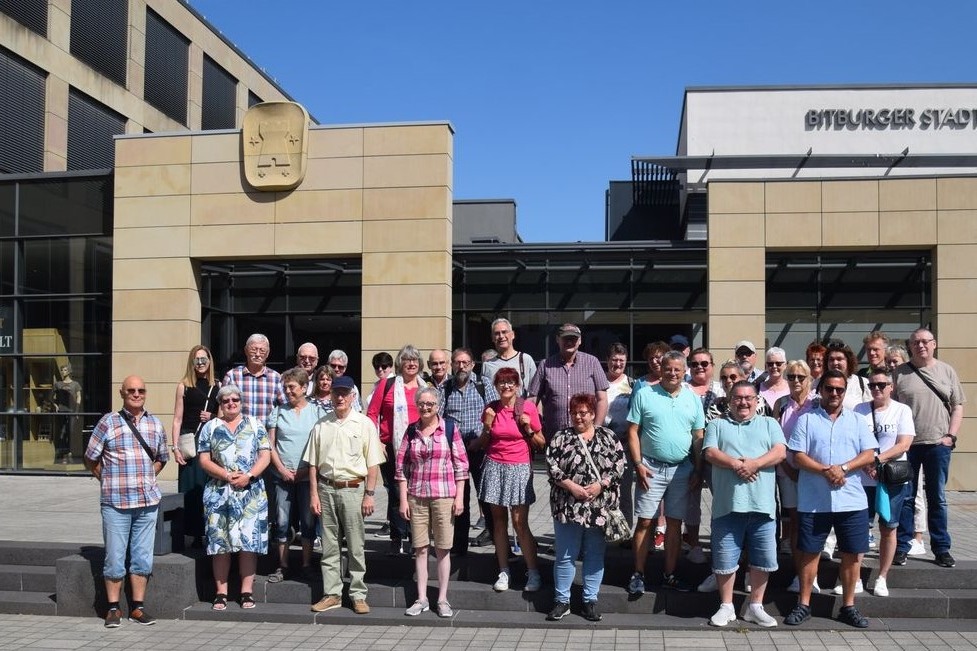 Gruppenfoto der Teilnehmer vor dem Eingang der Erlebniswelt.