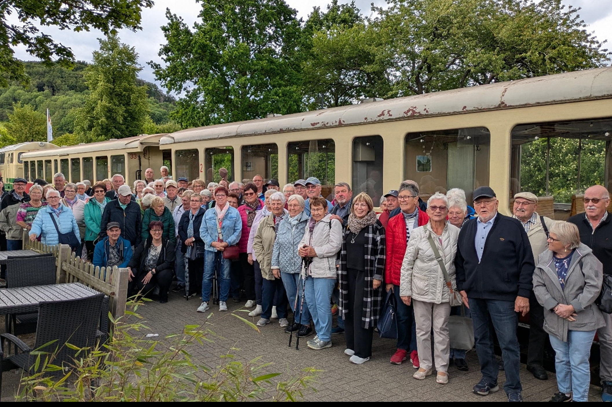 Die Teilnehmer an der Tagesfahrt vor dem Vulkanexpress