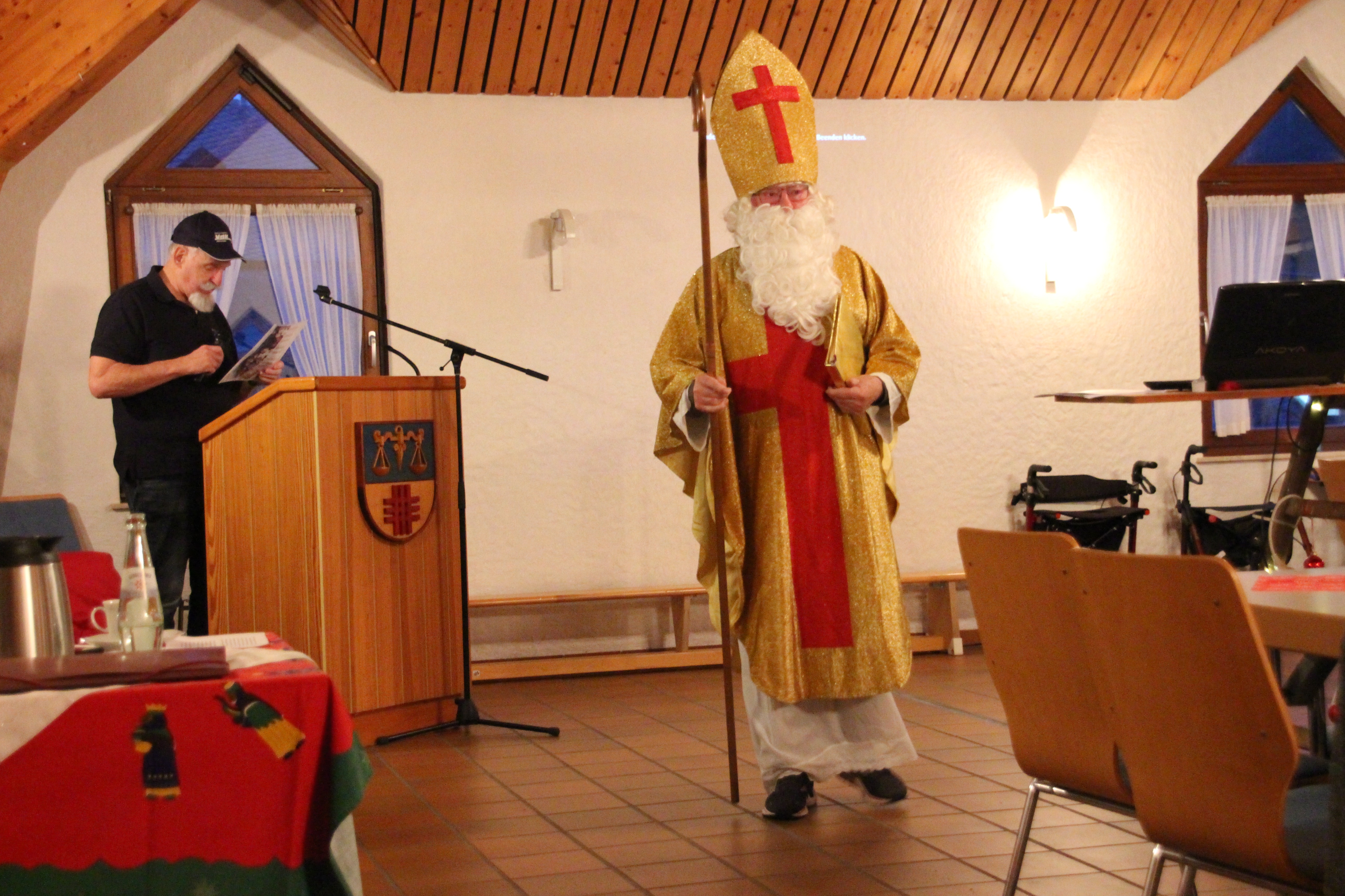 Zu sehen ist der Nikolaus und im Hintergrund unser erster Vorstand, Herr Aschemann.
